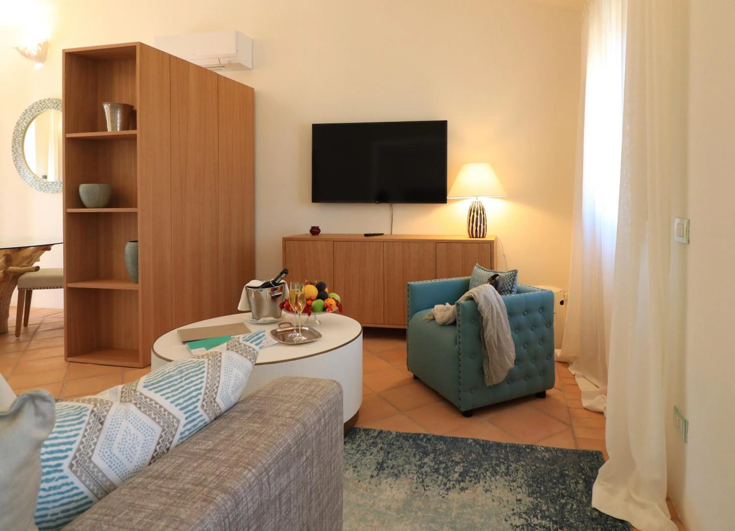 Living room, Bed in Hotel Borgo Smeraldo