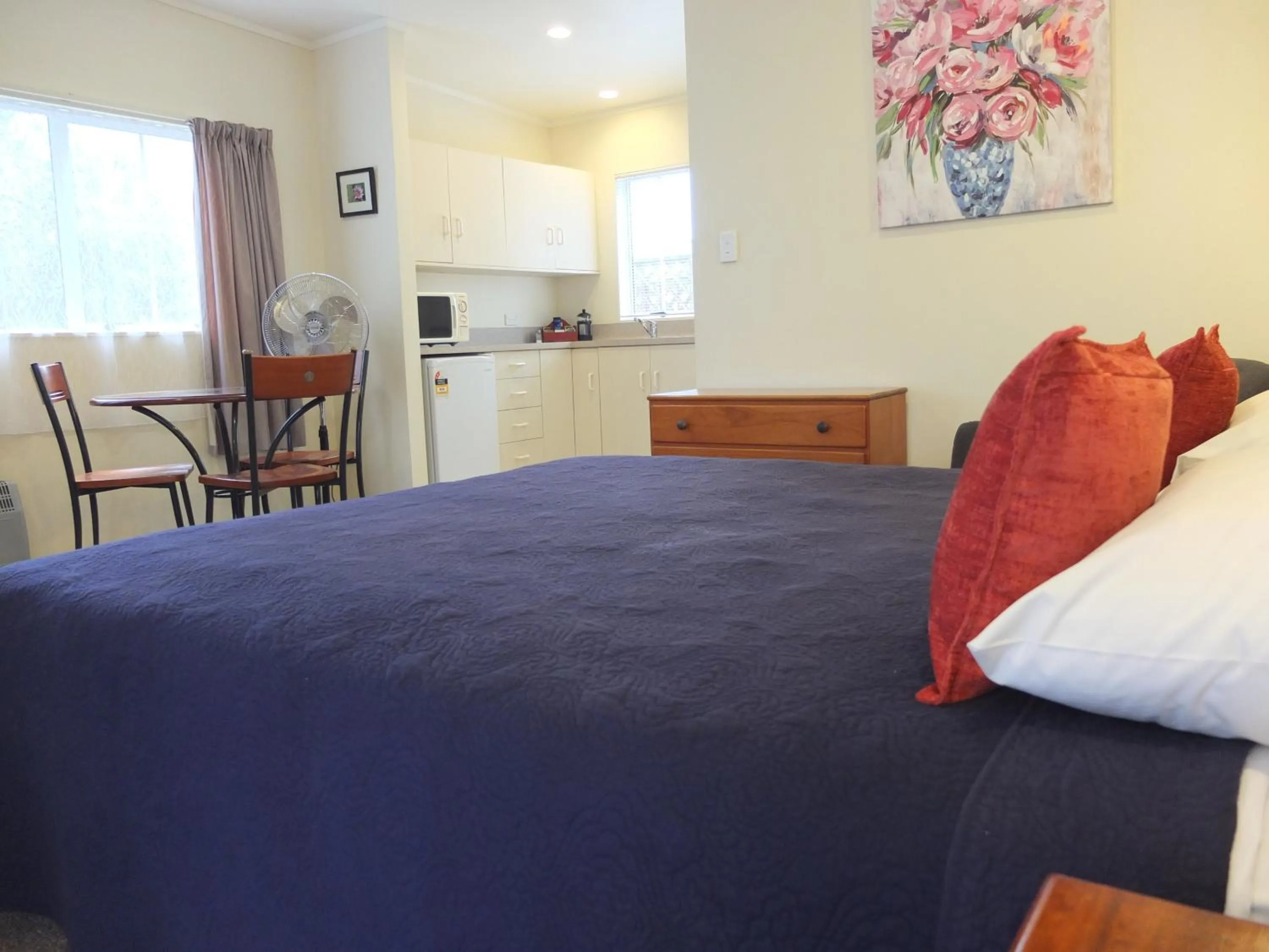 Bed in Colonial Court Motel