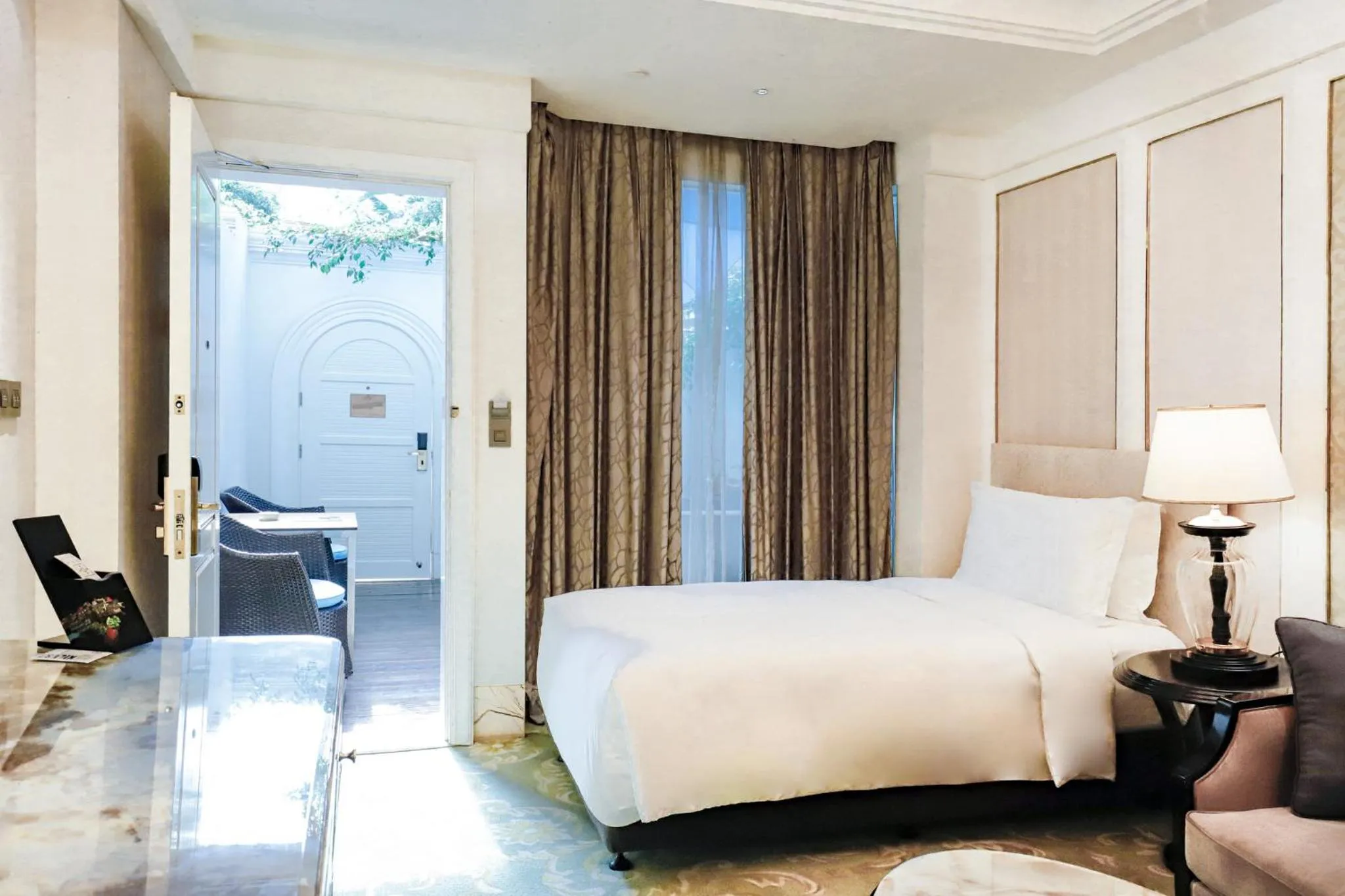 Photo of the whole room, Bed in InterContinental Chengdu Global Center by IHG