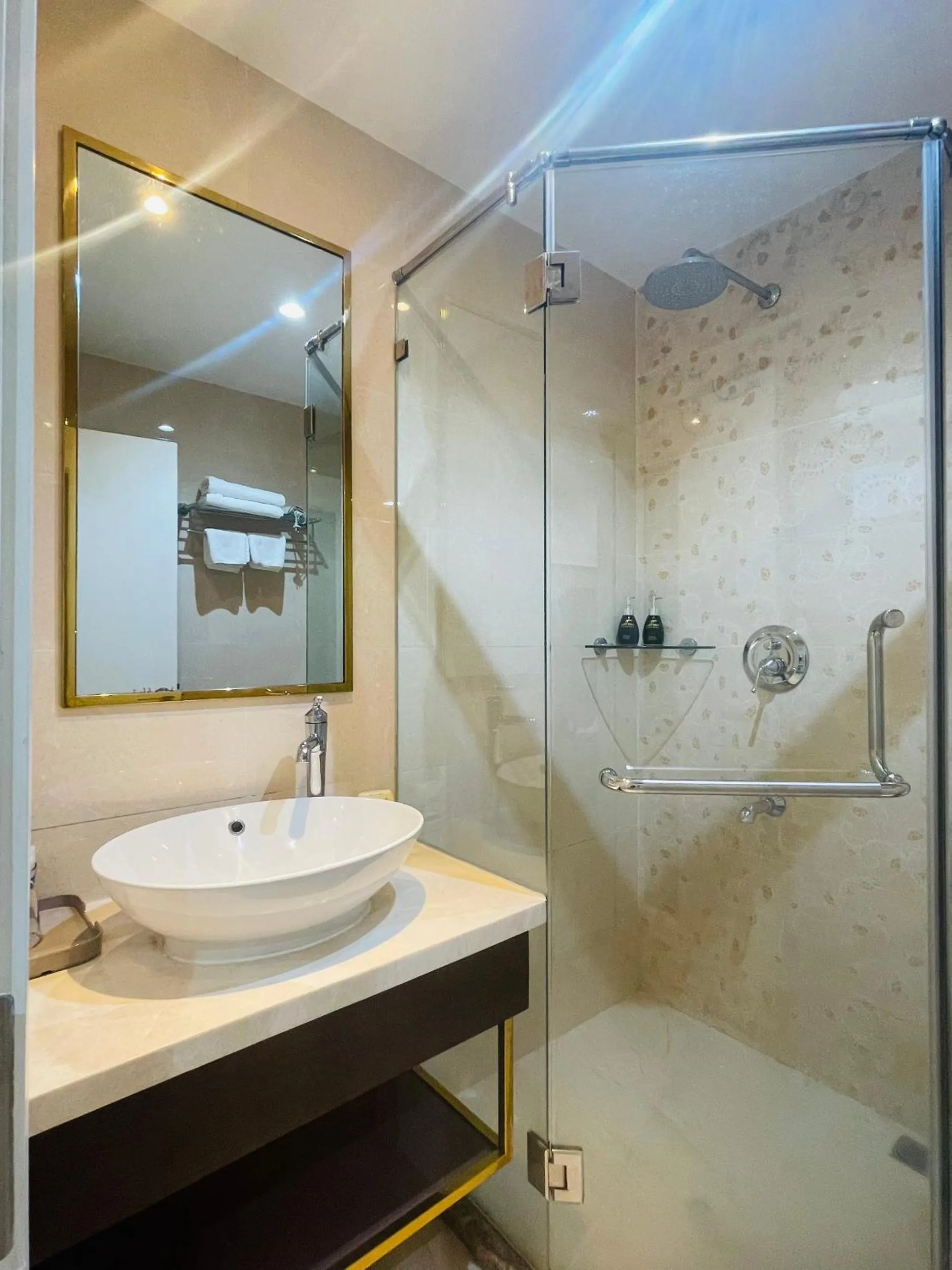 Shower in Simmi 6 Hotel & Apartment