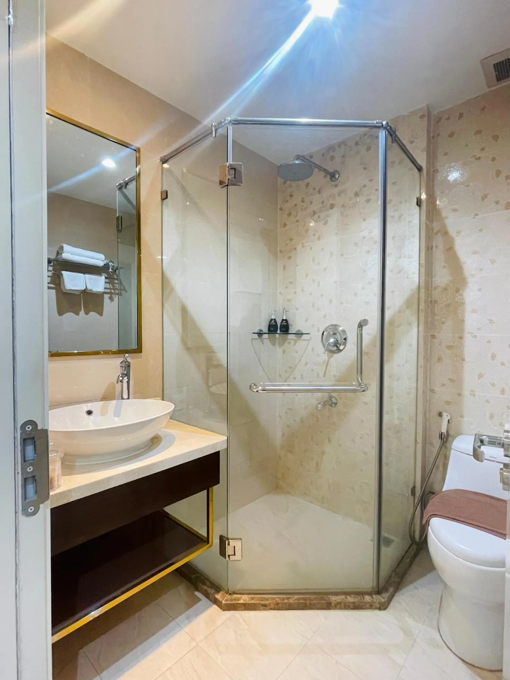Bathroom in Simmi 6 Hotel & Apartment