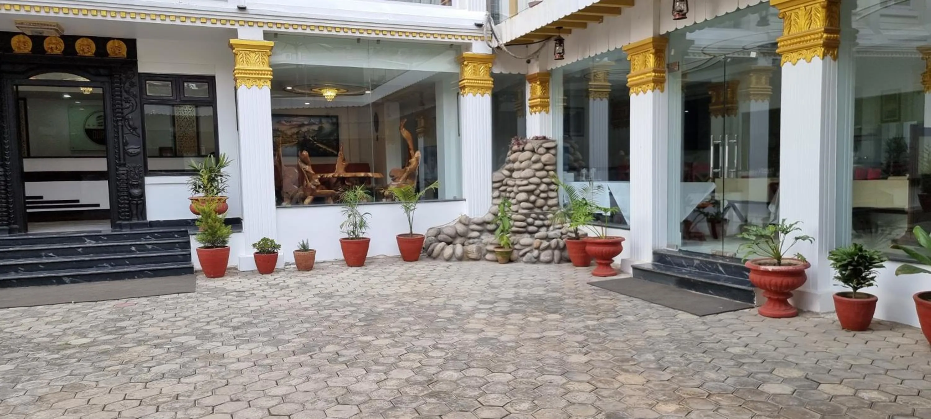 Restaurant/places to eat in Durbar Hotel & Residence