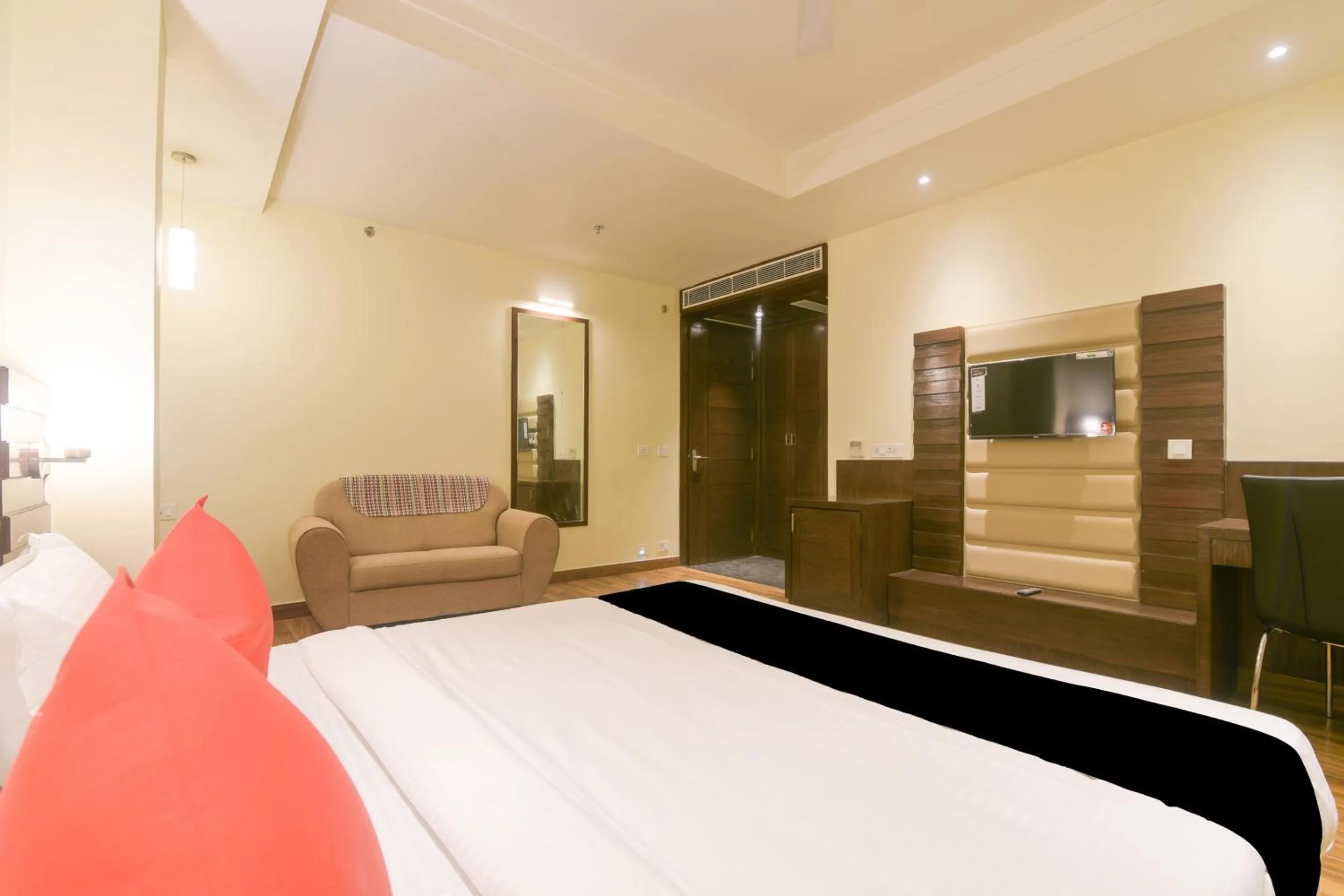 Bedroom, Bed in OYO 77736 Hotel Starlight