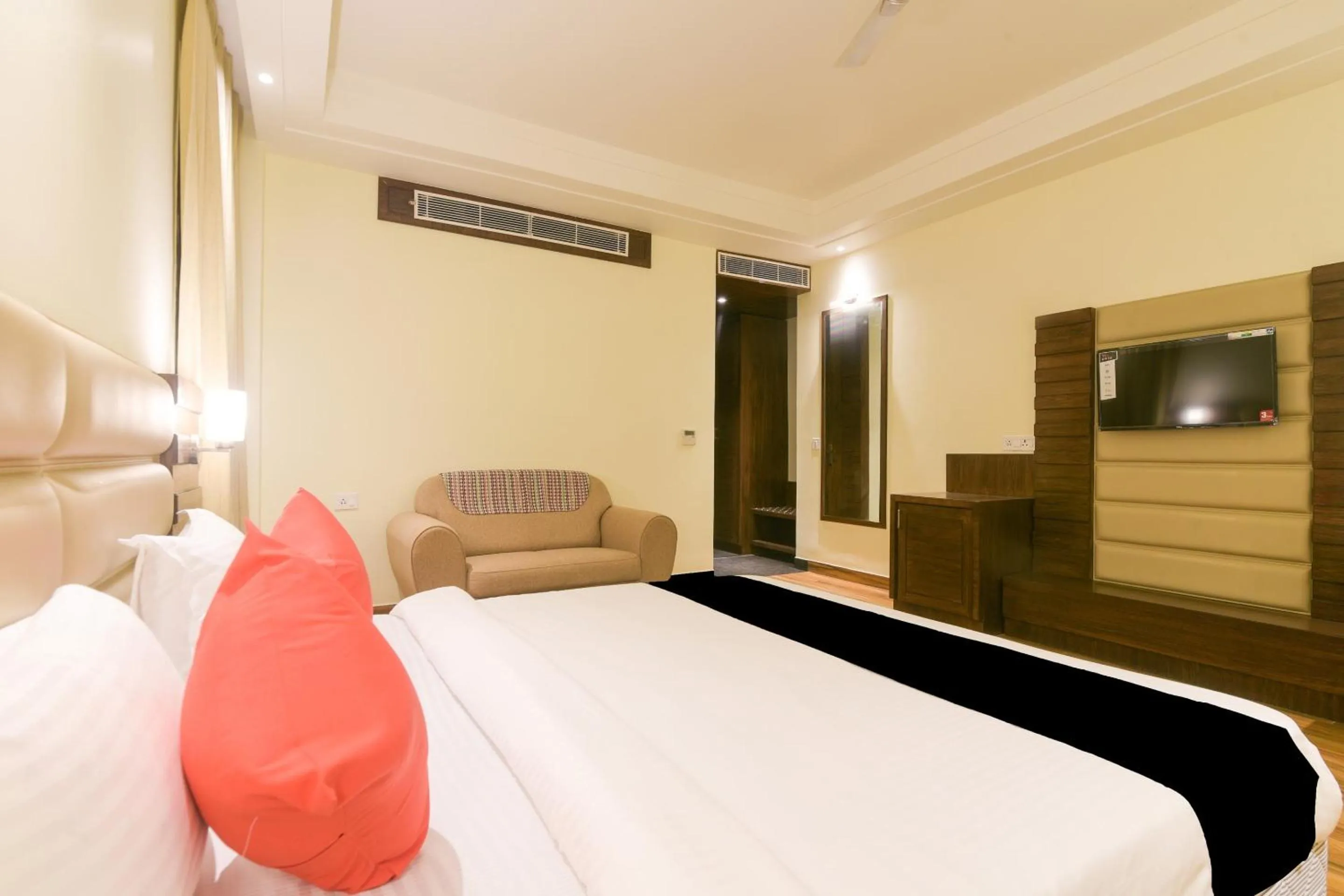 Bedroom, Bed in OYO 77736 Hotel Starlight