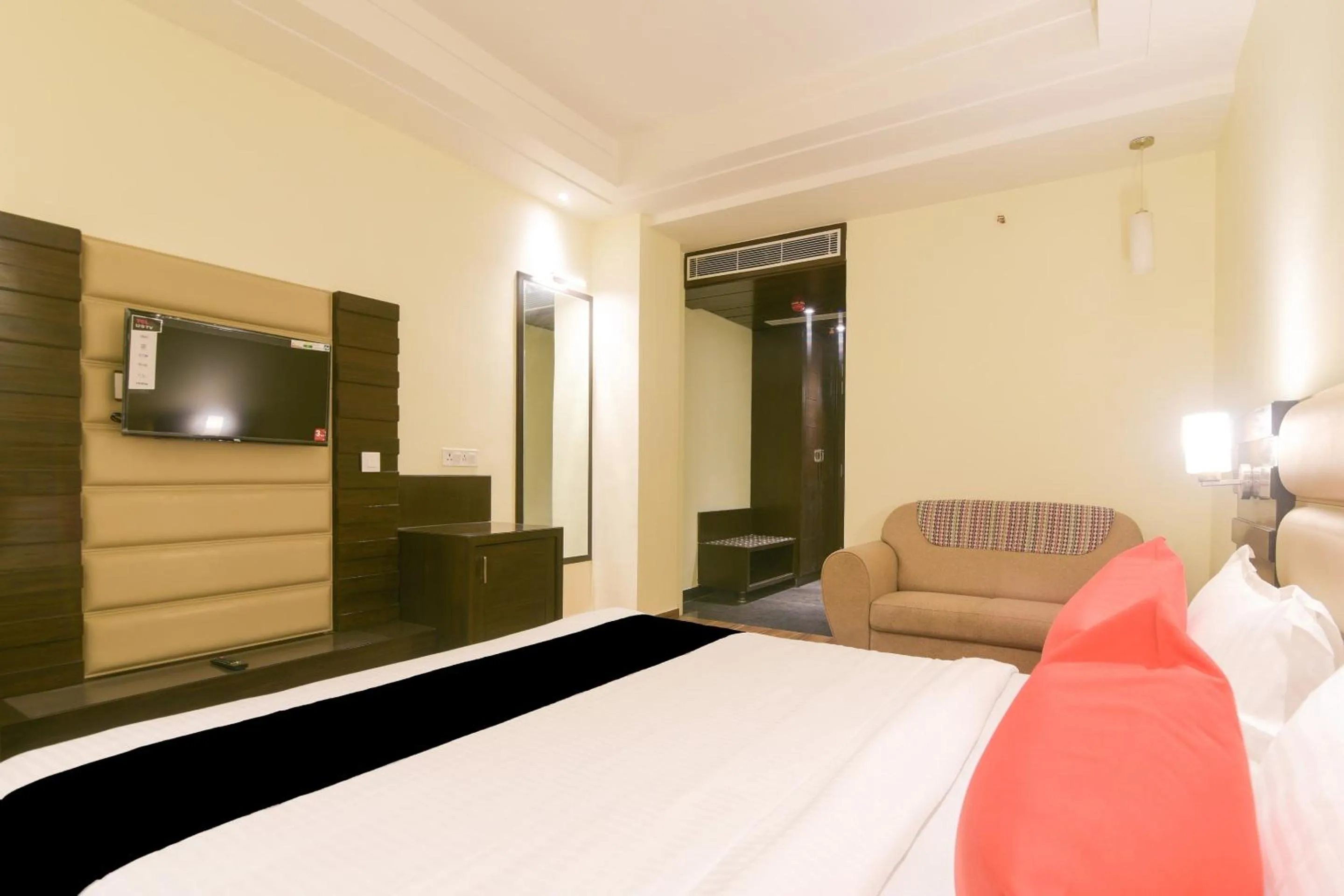 Bedroom, Bed in OYO 77736 Hotel Starlight