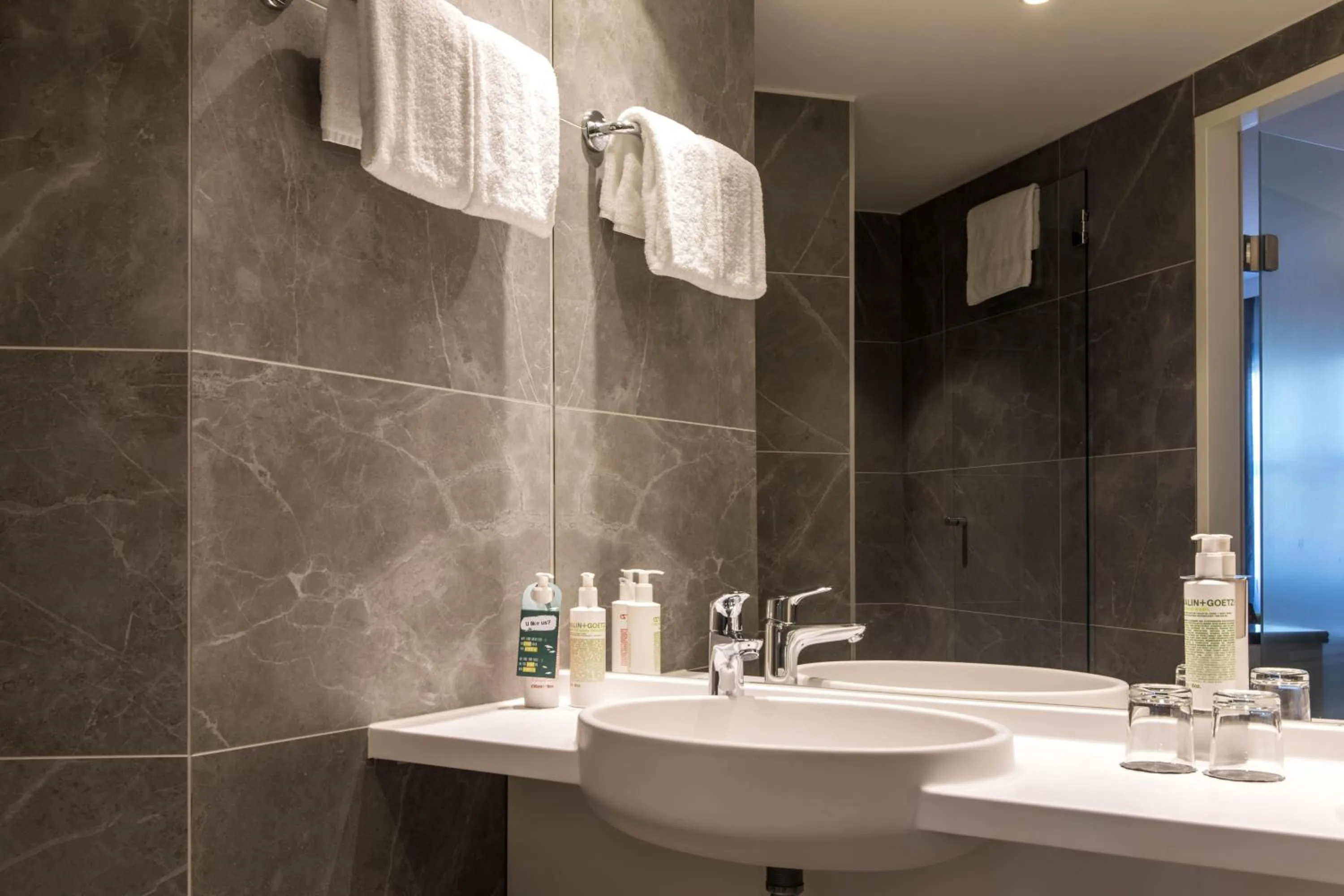 Shower in ARCOTEL Donauzentrum Wien