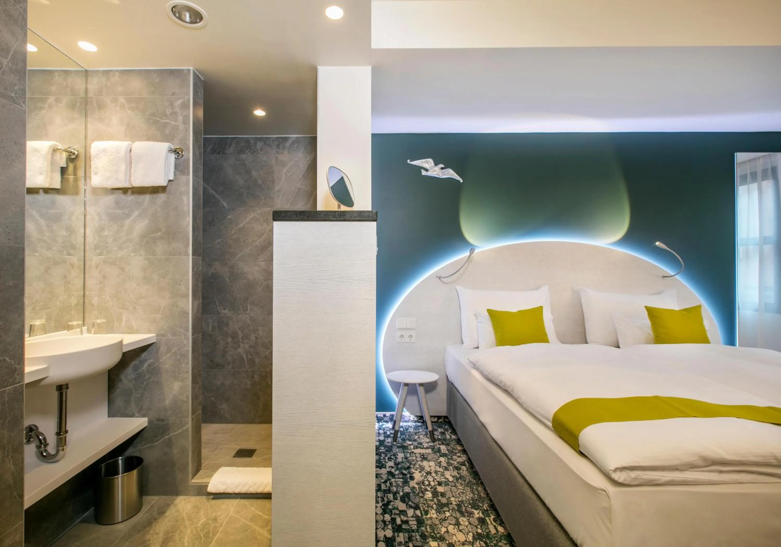 Shower, Bed in ARCOTEL Donauzentrum Wien