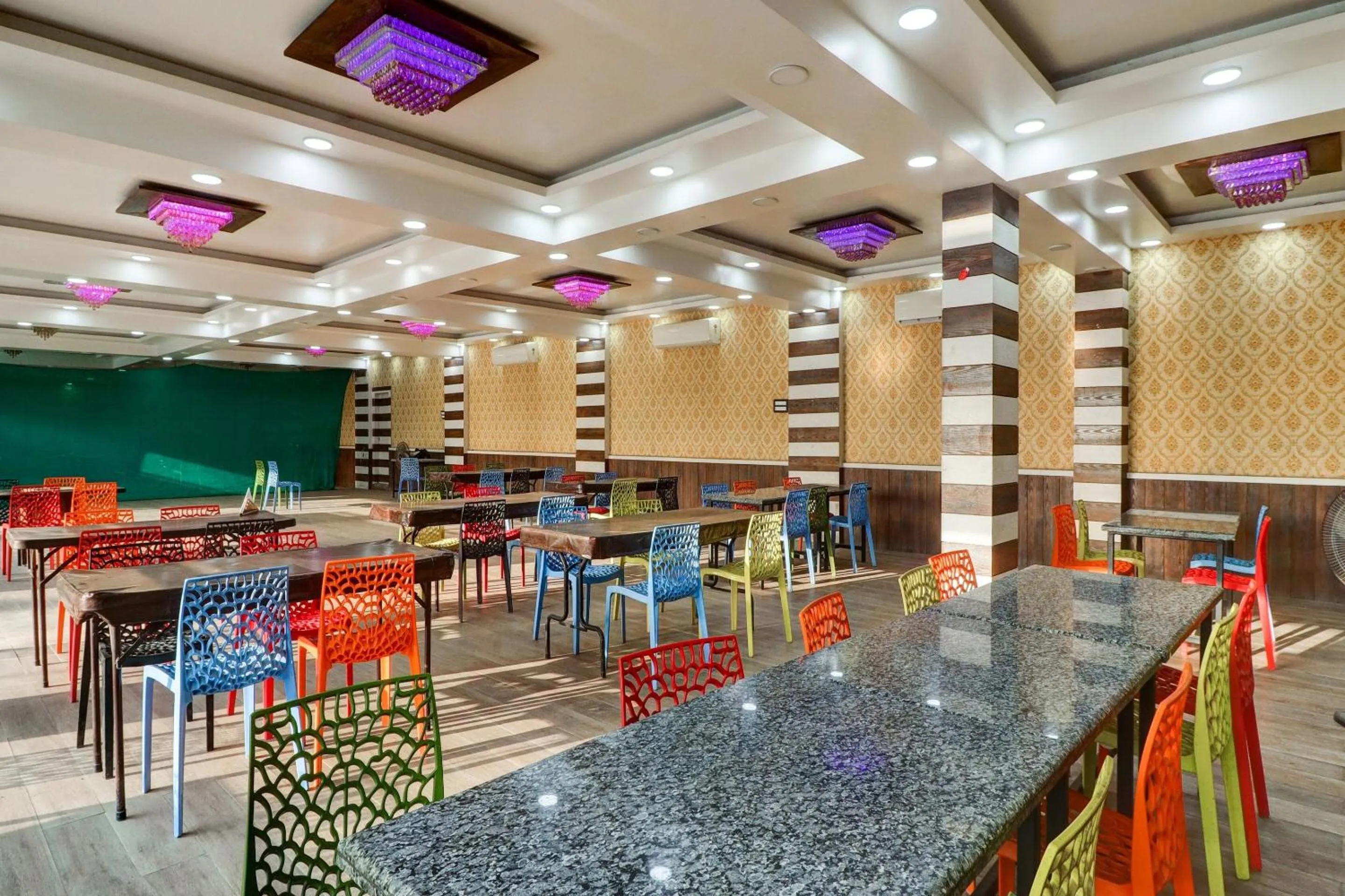 Restaurant/places to eat in Hotel O Mini Punjab Hills