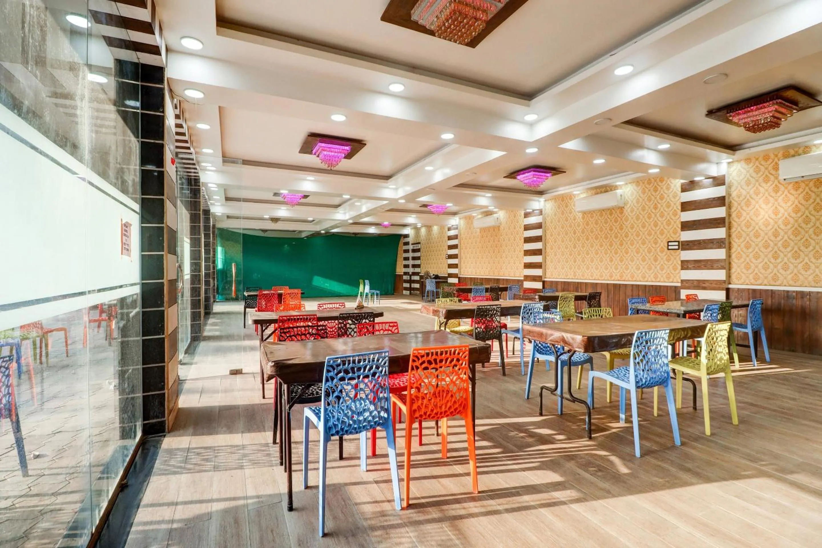 Restaurant/places to eat in Hotel O Mini Punjab Hills