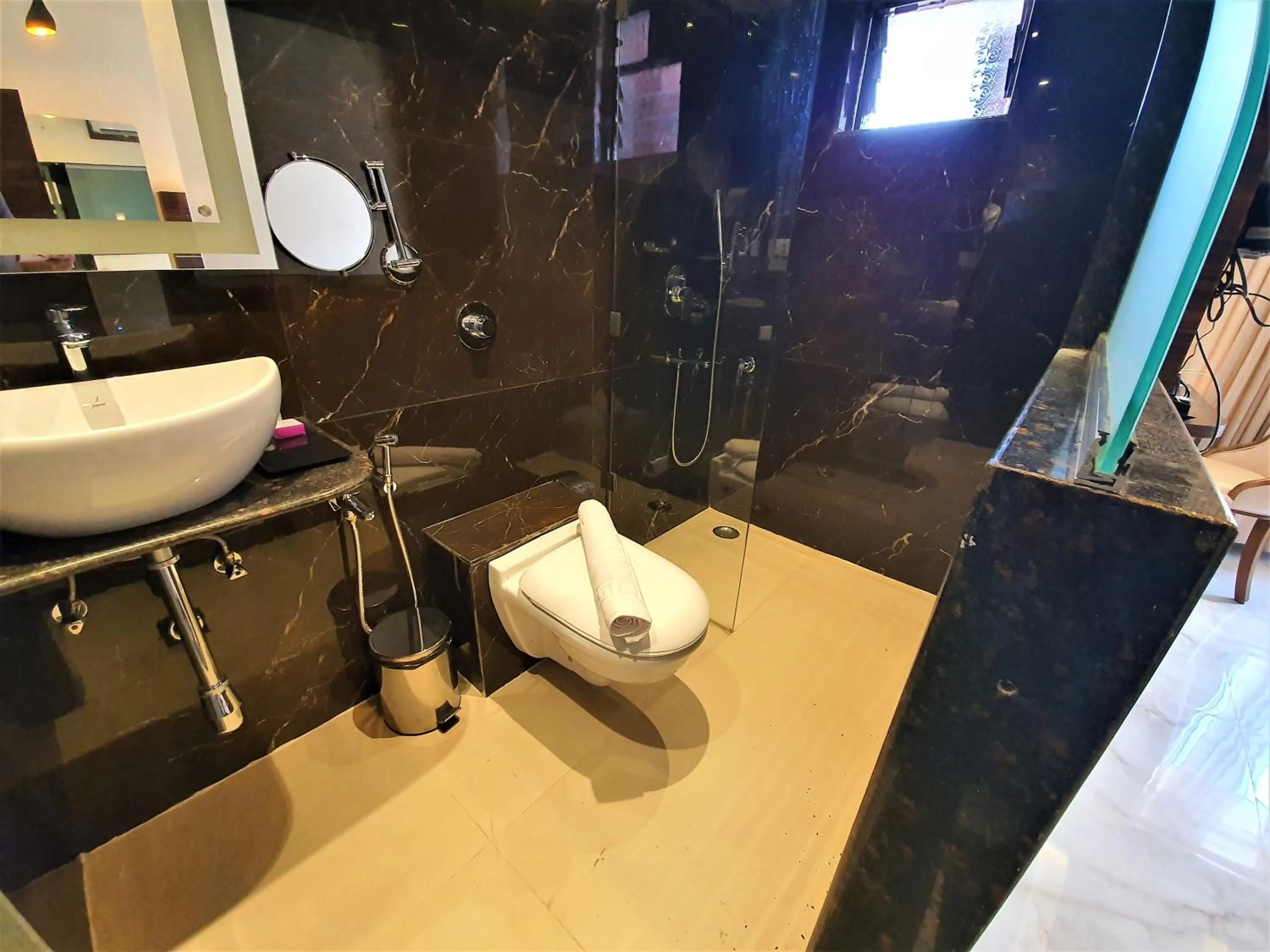 Shower in Shanti Solitaire, Arpora