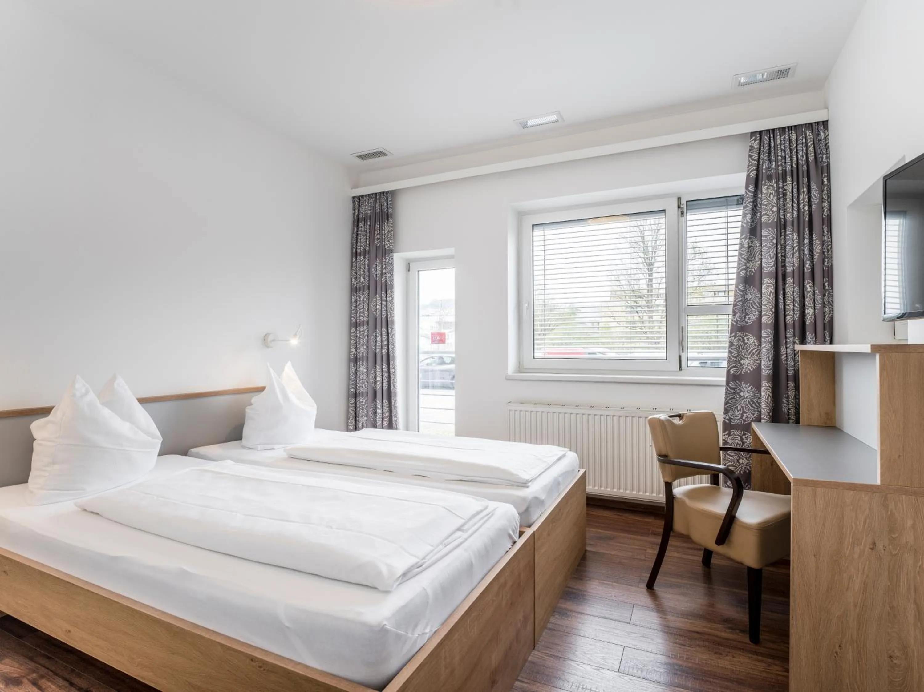 Photo of the whole room, Bed in Kolpinghaus Salzburg - SommerHOSTEL