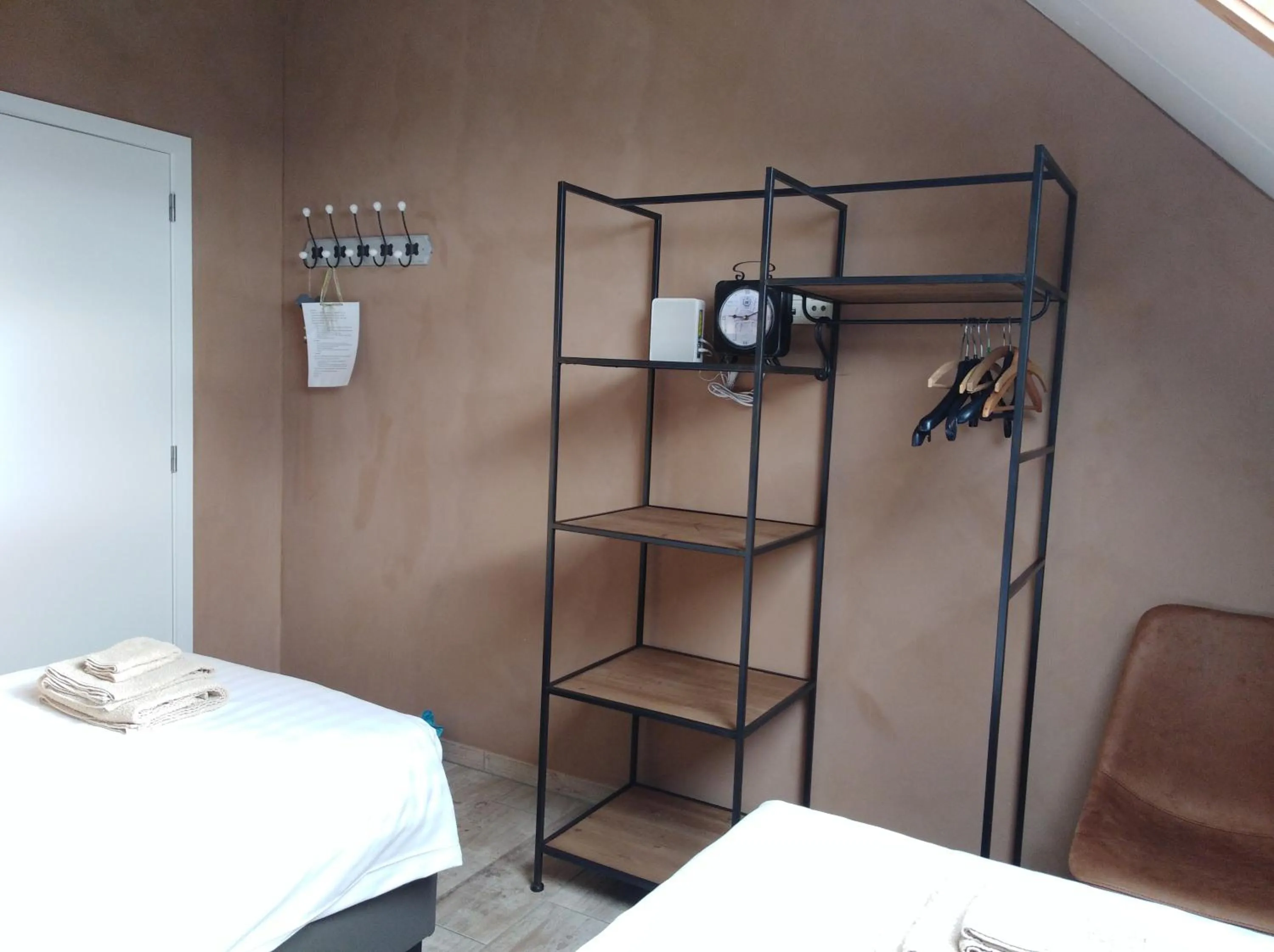 wardrobe, Bed in 't Hooghe Licht Bed & Breakfast