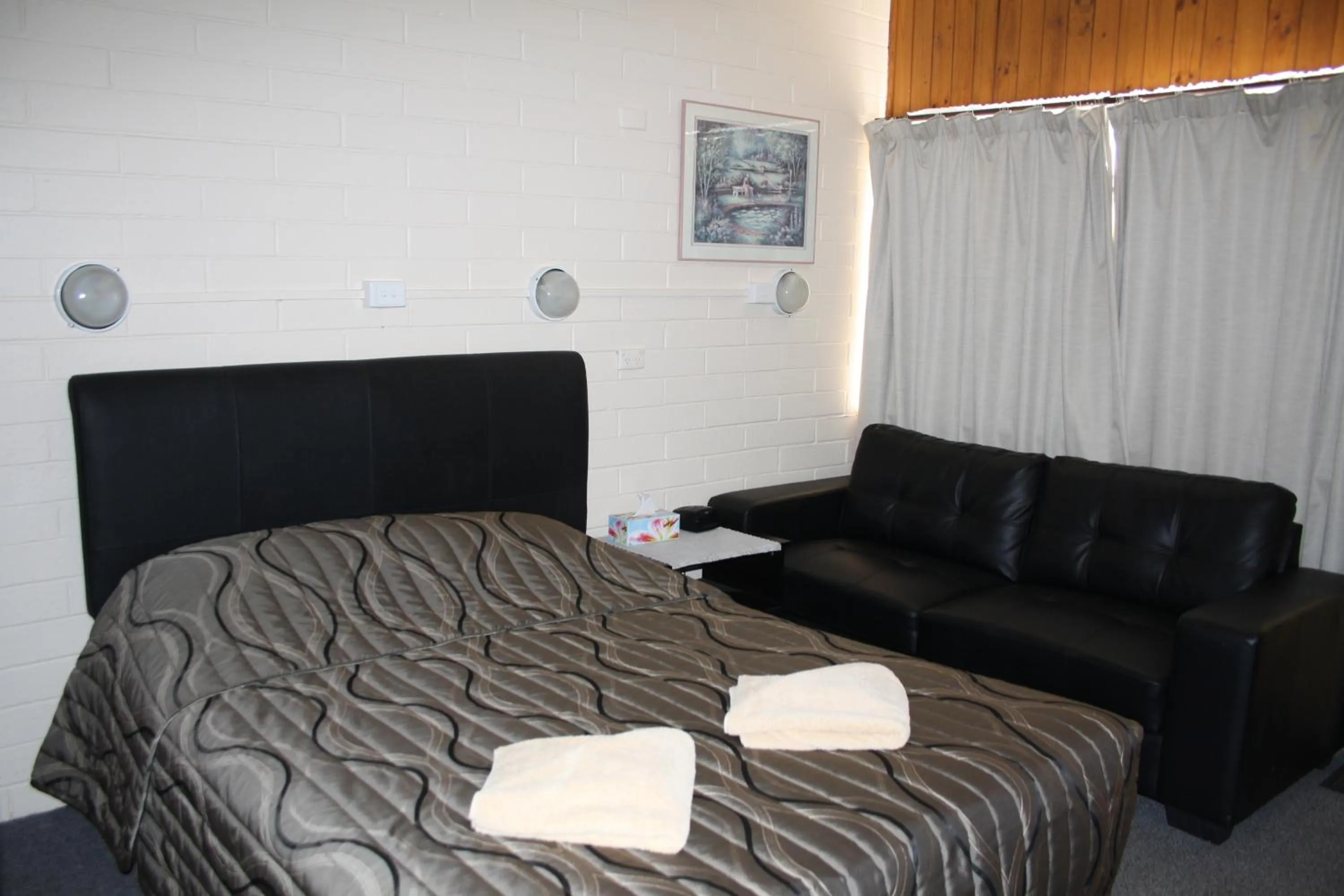 Photo of the whole room, Bed in Nhill Oasis Motel