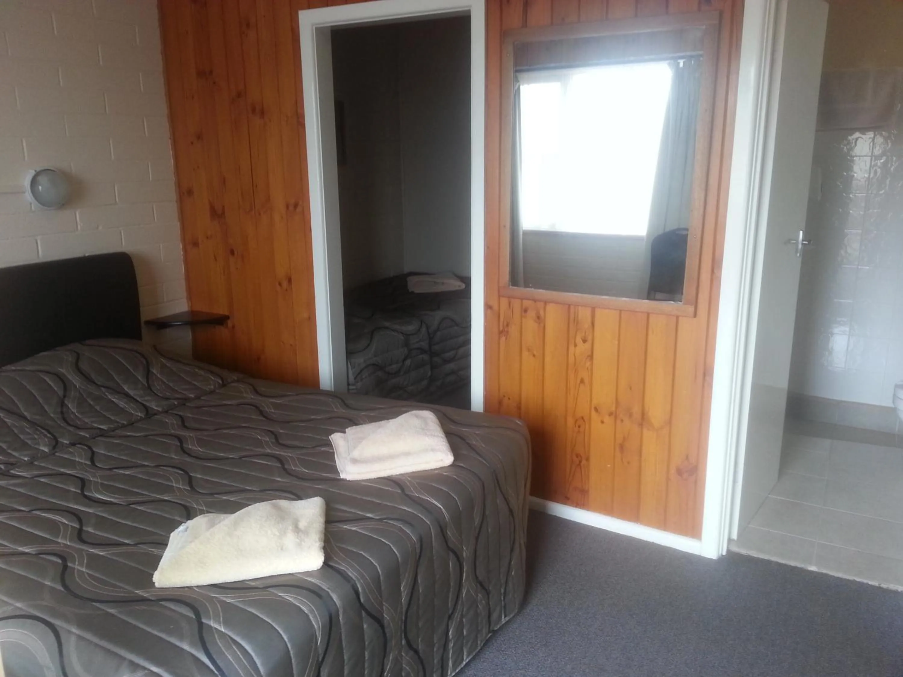 Photo of the whole room, Bed in Nhill Oasis Motel