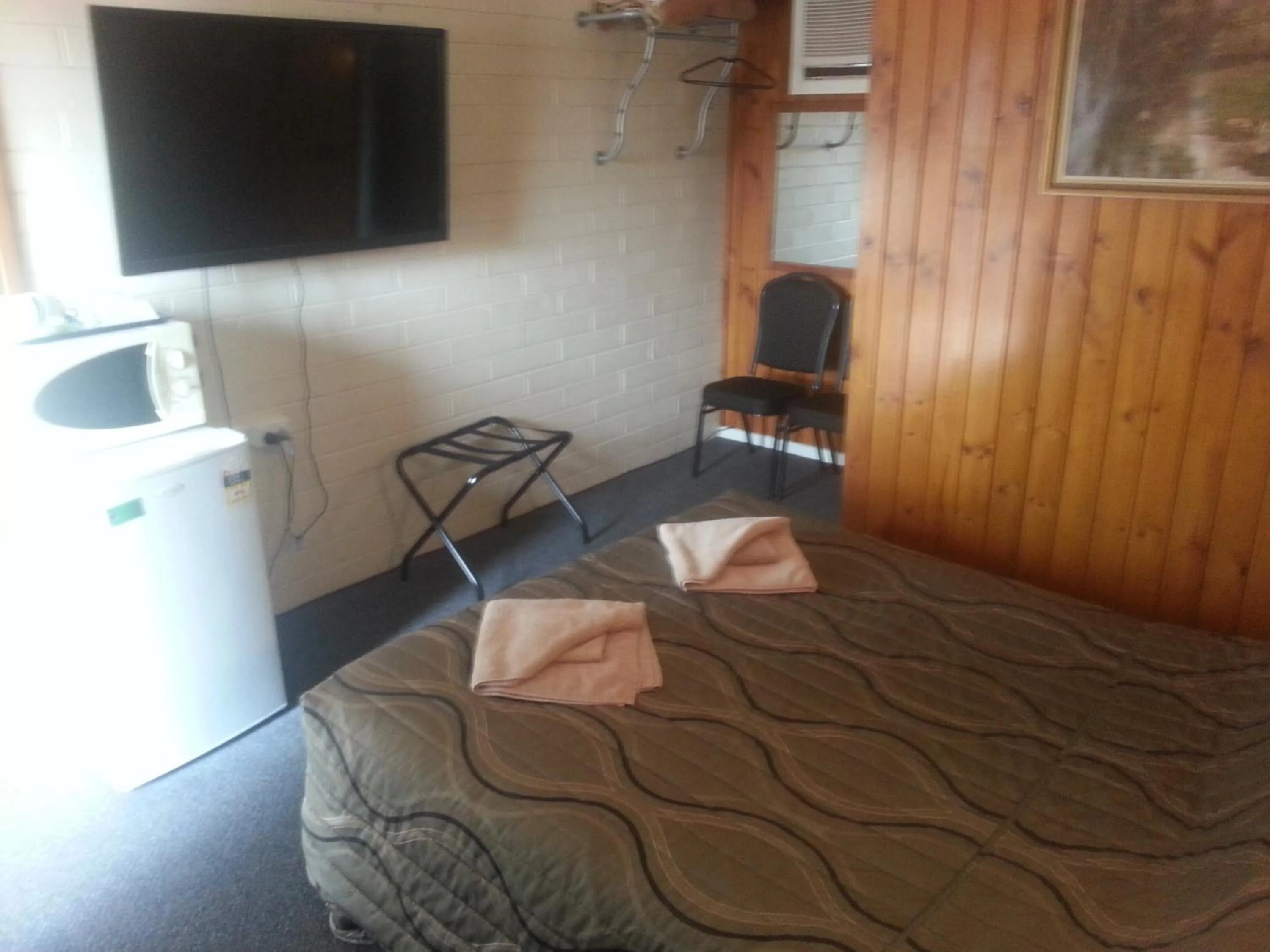 Photo of the whole room, Bed in Nhill Oasis Motel