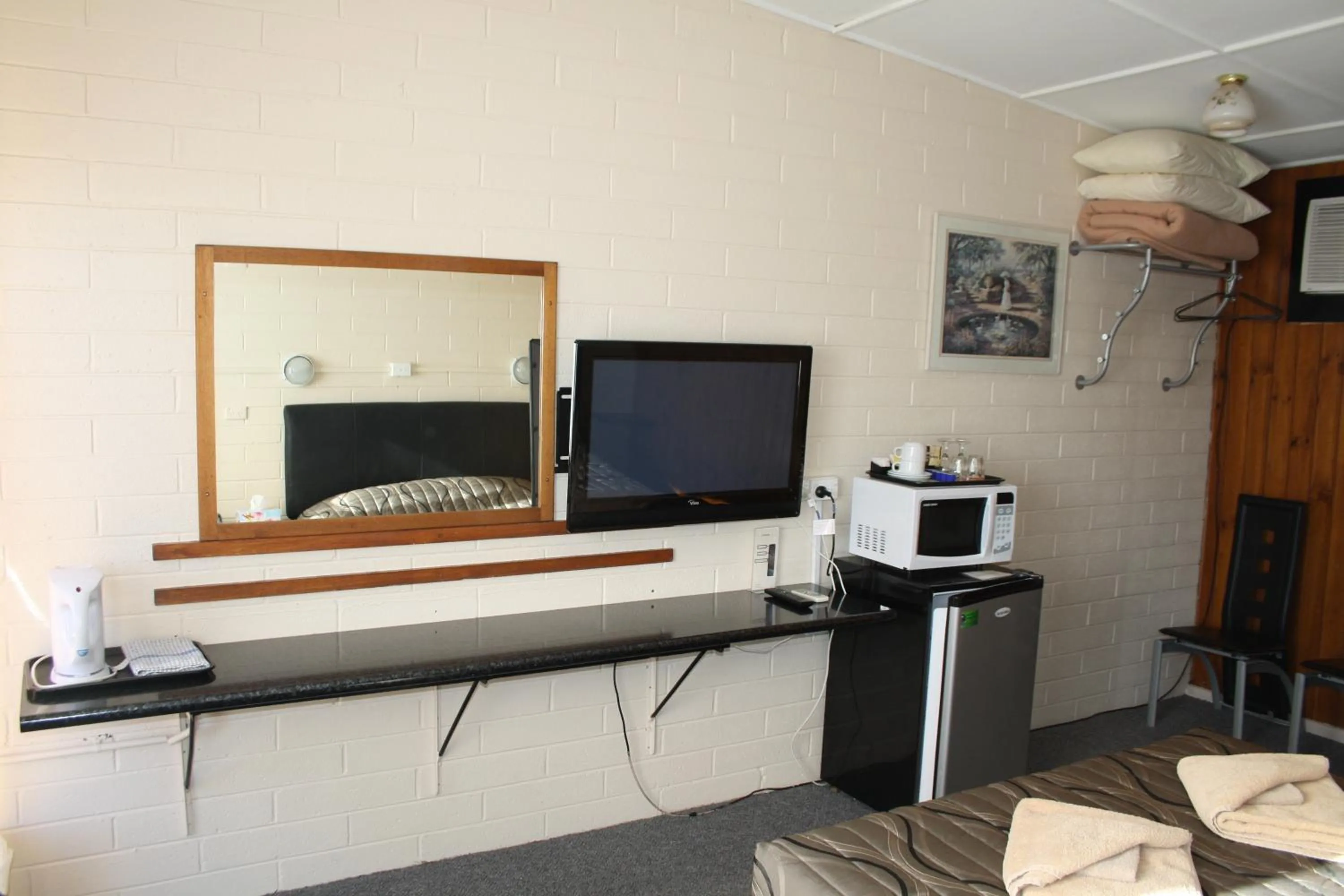 Photo of the whole room in Nhill Oasis Motel