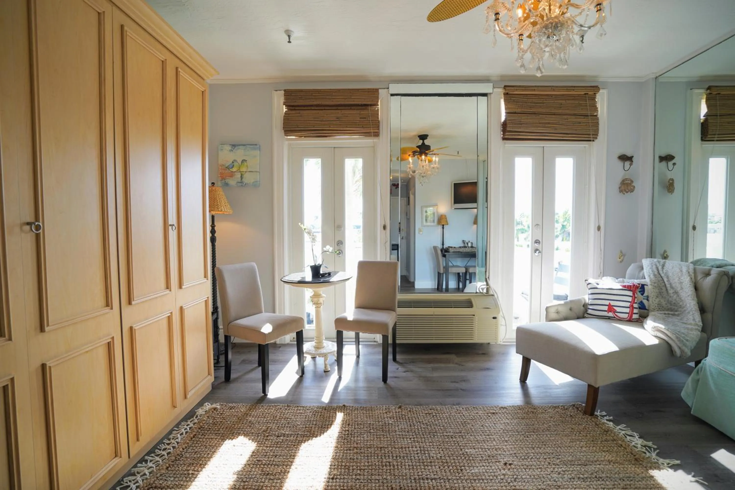 Palm Beach Hotel with Juliette Balconies! 2 blocks from beach! Historic Landmark