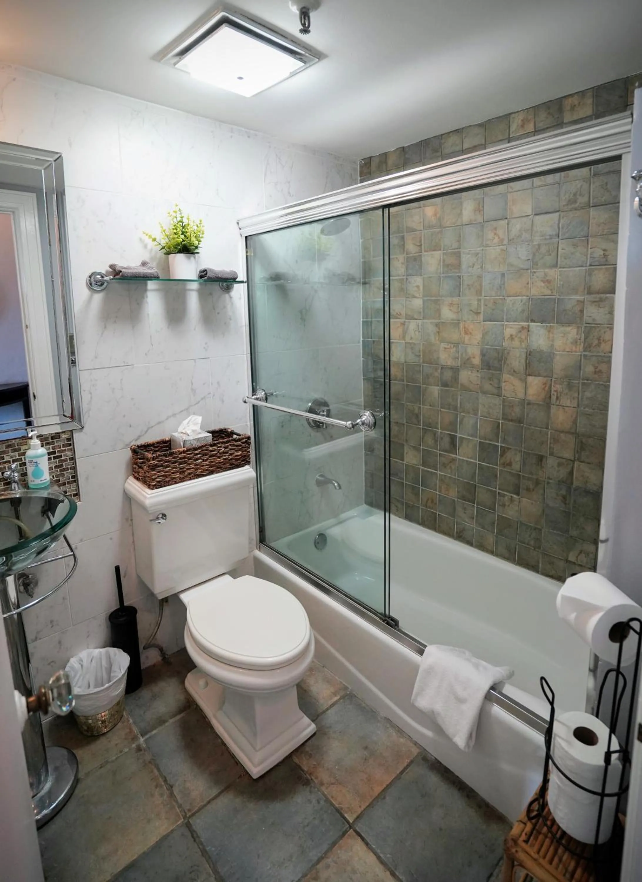 Palm Beach Hotel with Juliette Balconies! 2 blocks from beach! Historic Landmark