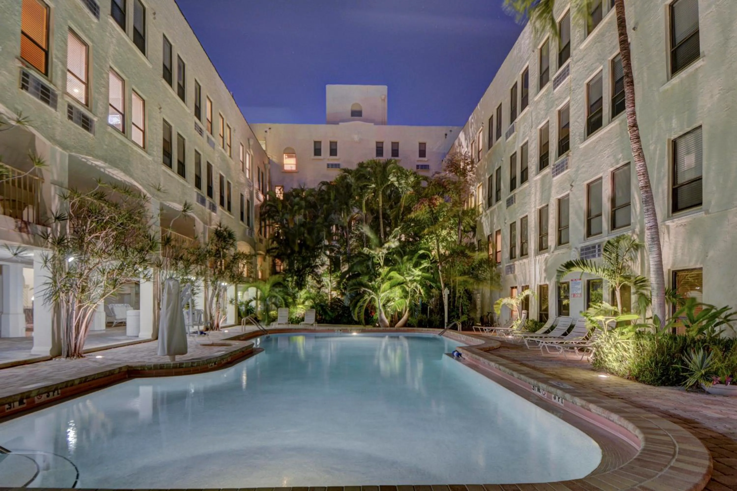 Palm Beach Hotel with Juliette Balconies! 2 blocks from beach! Historic Landmark