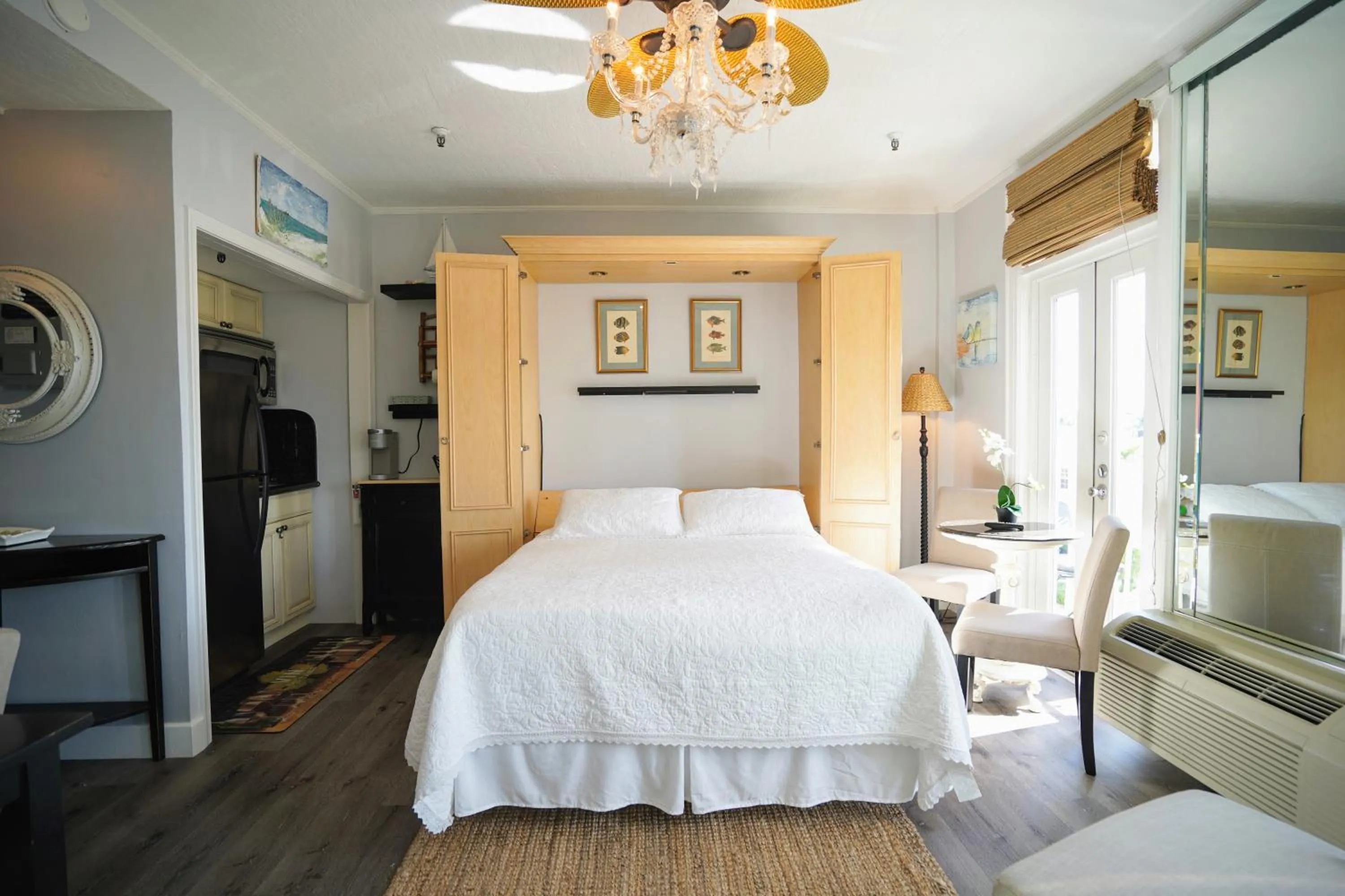 Bed in Palm Beach Hotel with Juliette Balconies! 2 blocks from beach! Historic Landmark