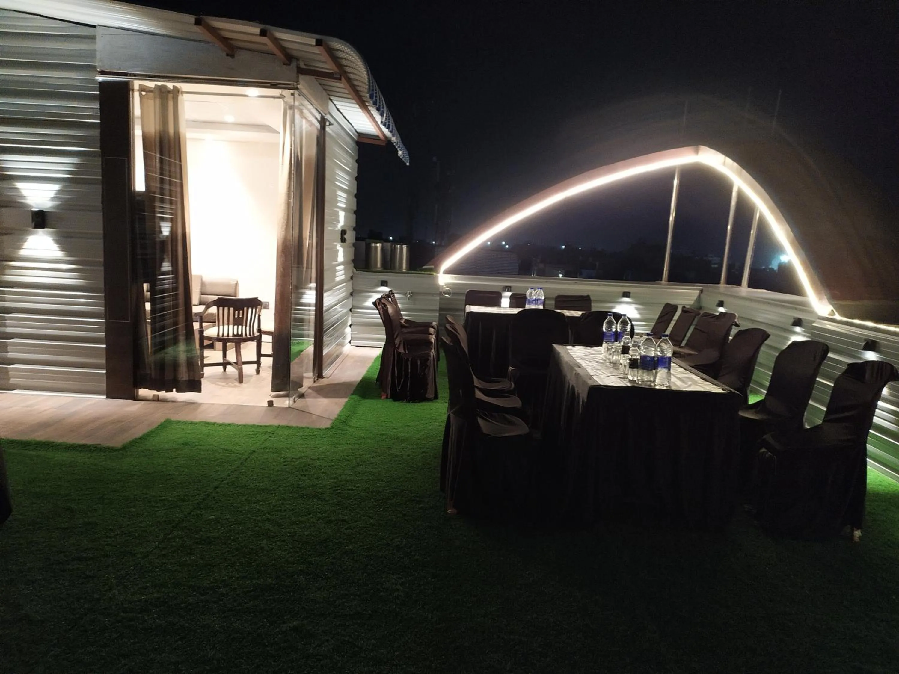 Restaurant/places to eat in Hotel Star Inn