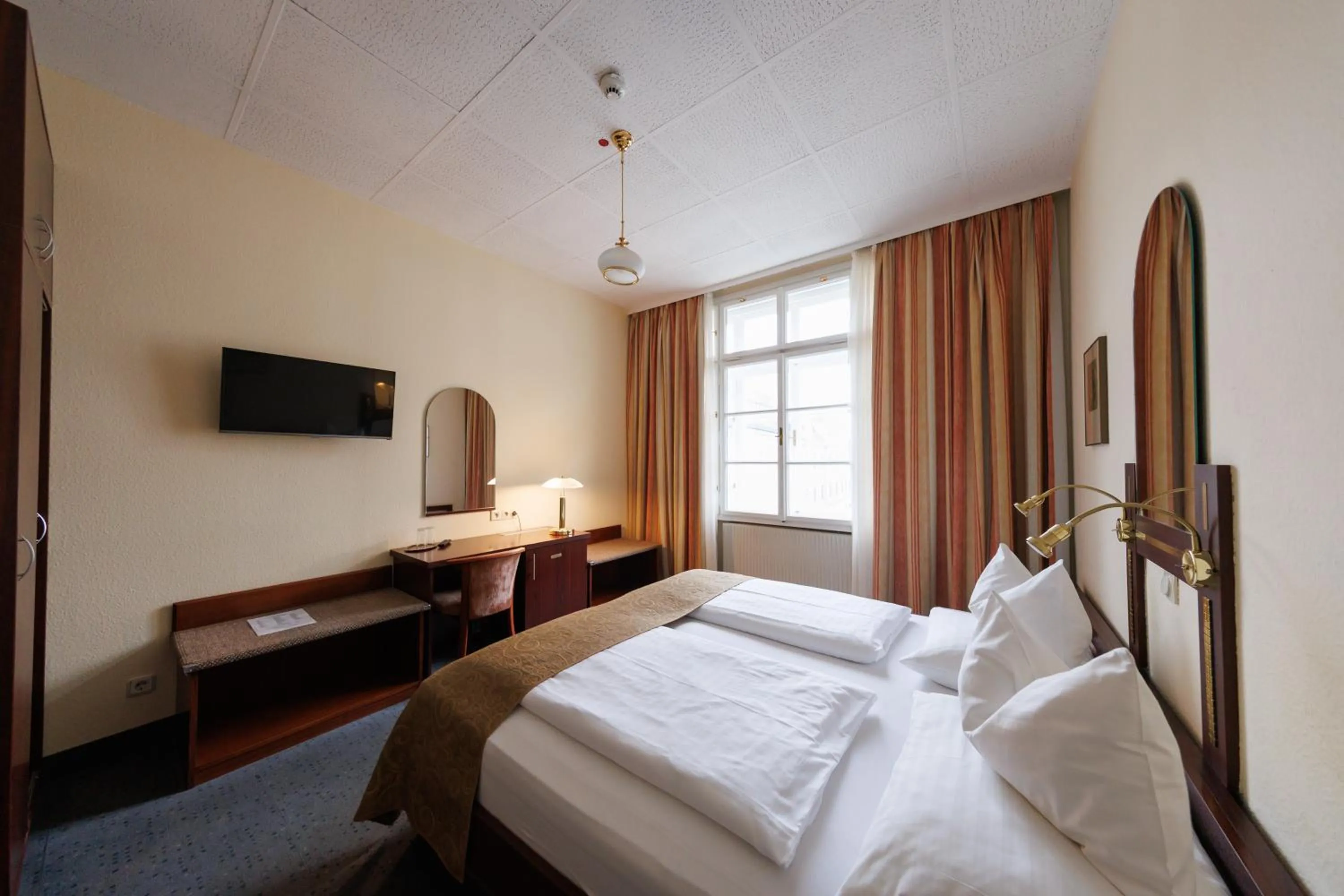 Photo of the whole room, Bed in Continental Hotel-Pension