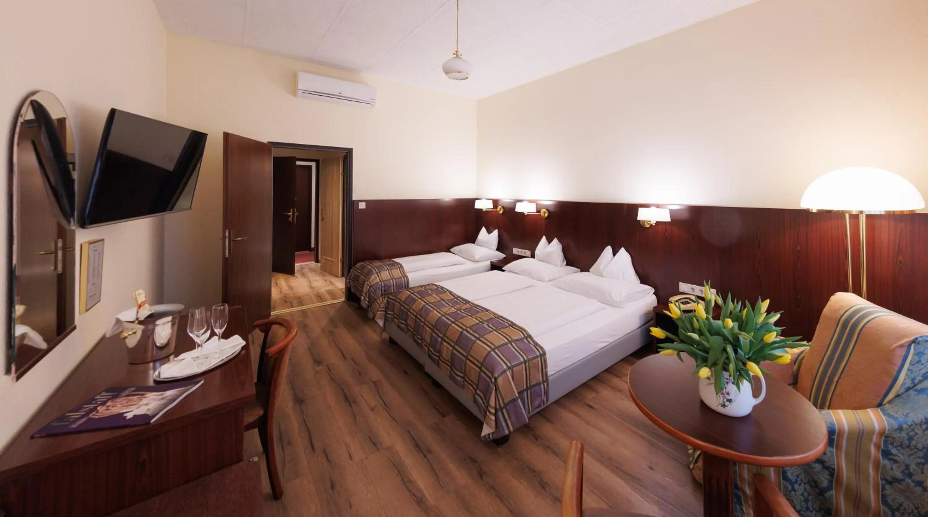 Photo of the whole room, Bed in Continental Hotel-Pension