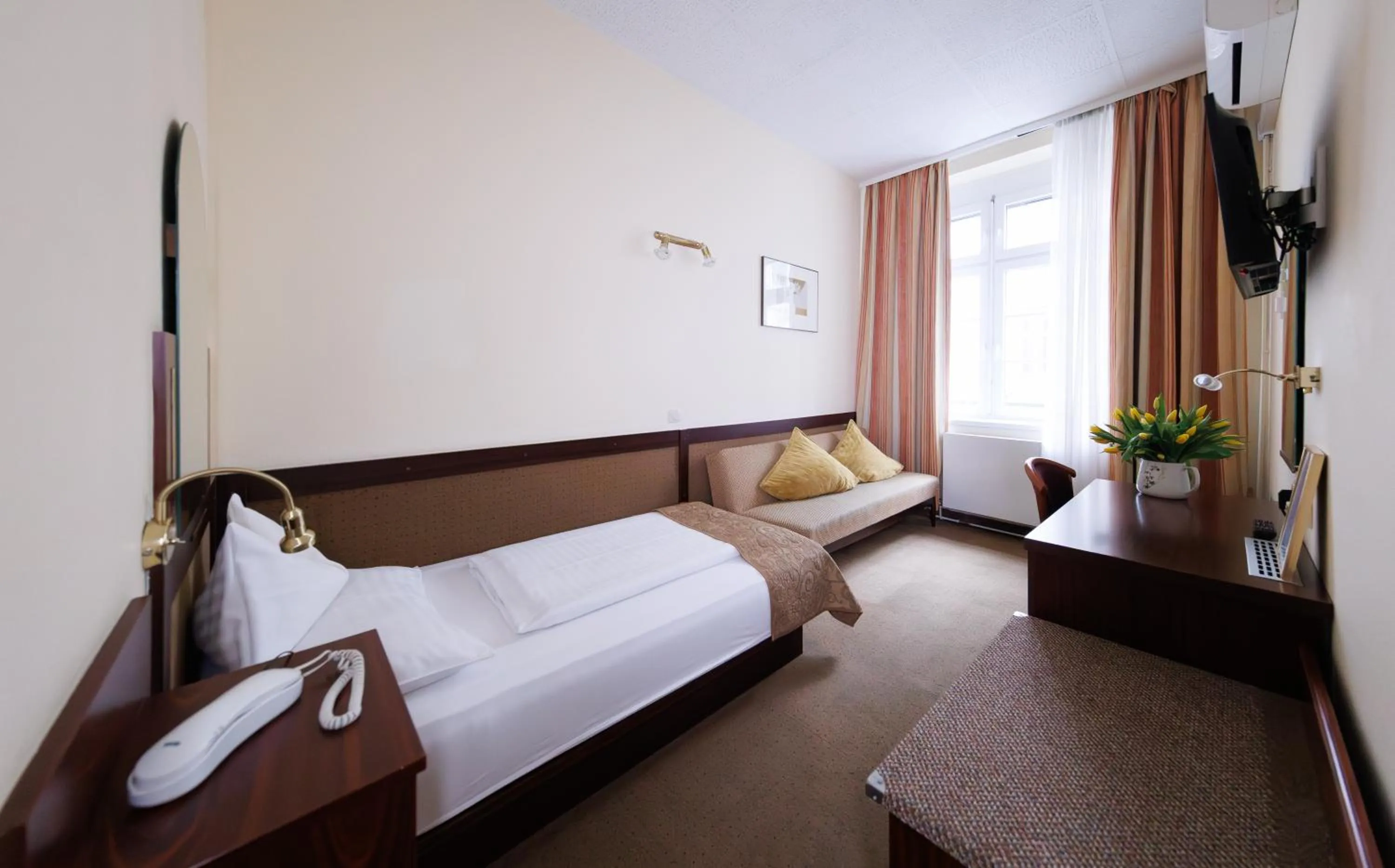 Photo of the whole room, Bed in Continental Hotel-Pension