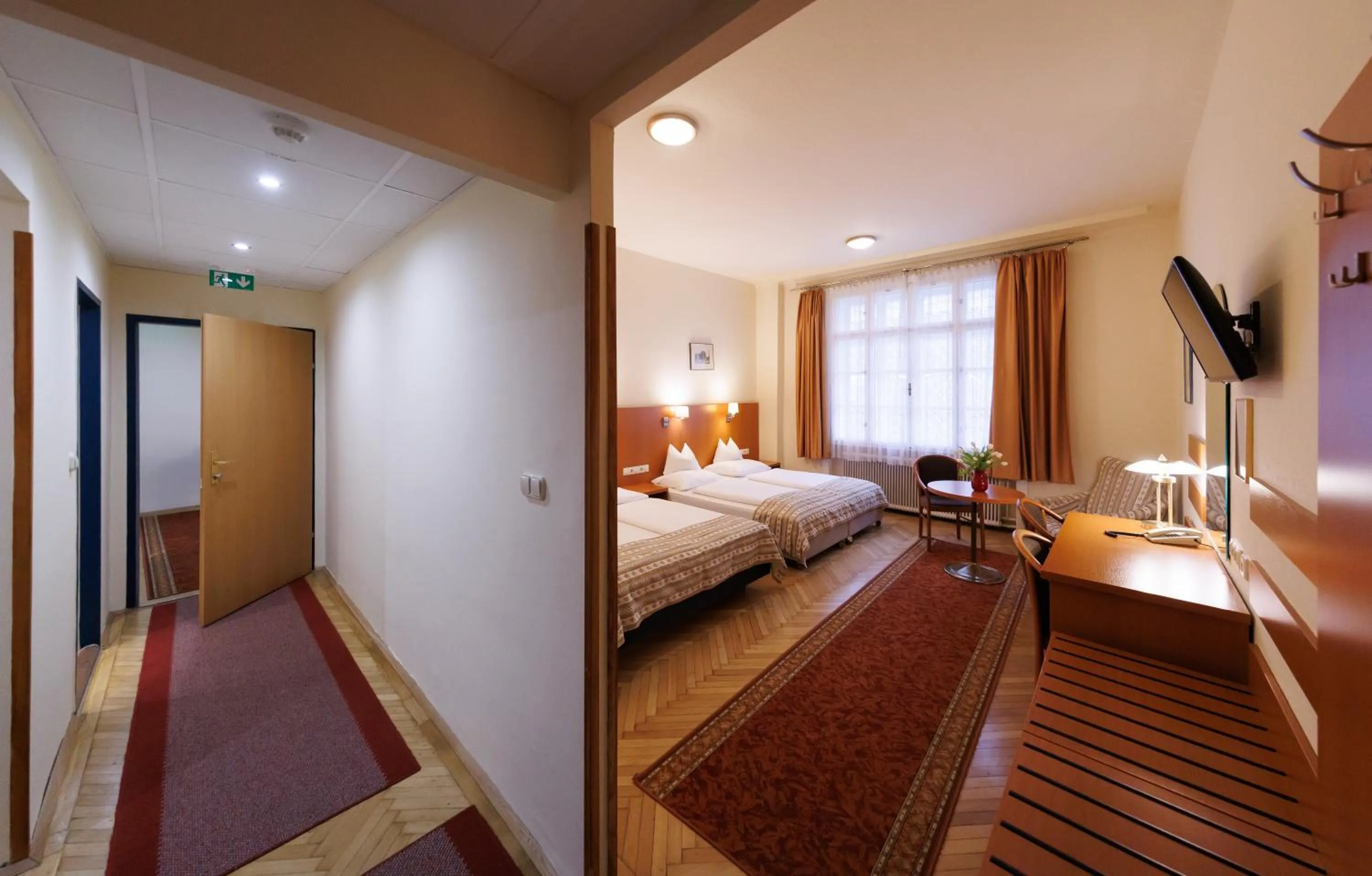 Photo of the whole room, Bed in Continental Hotel-Pension