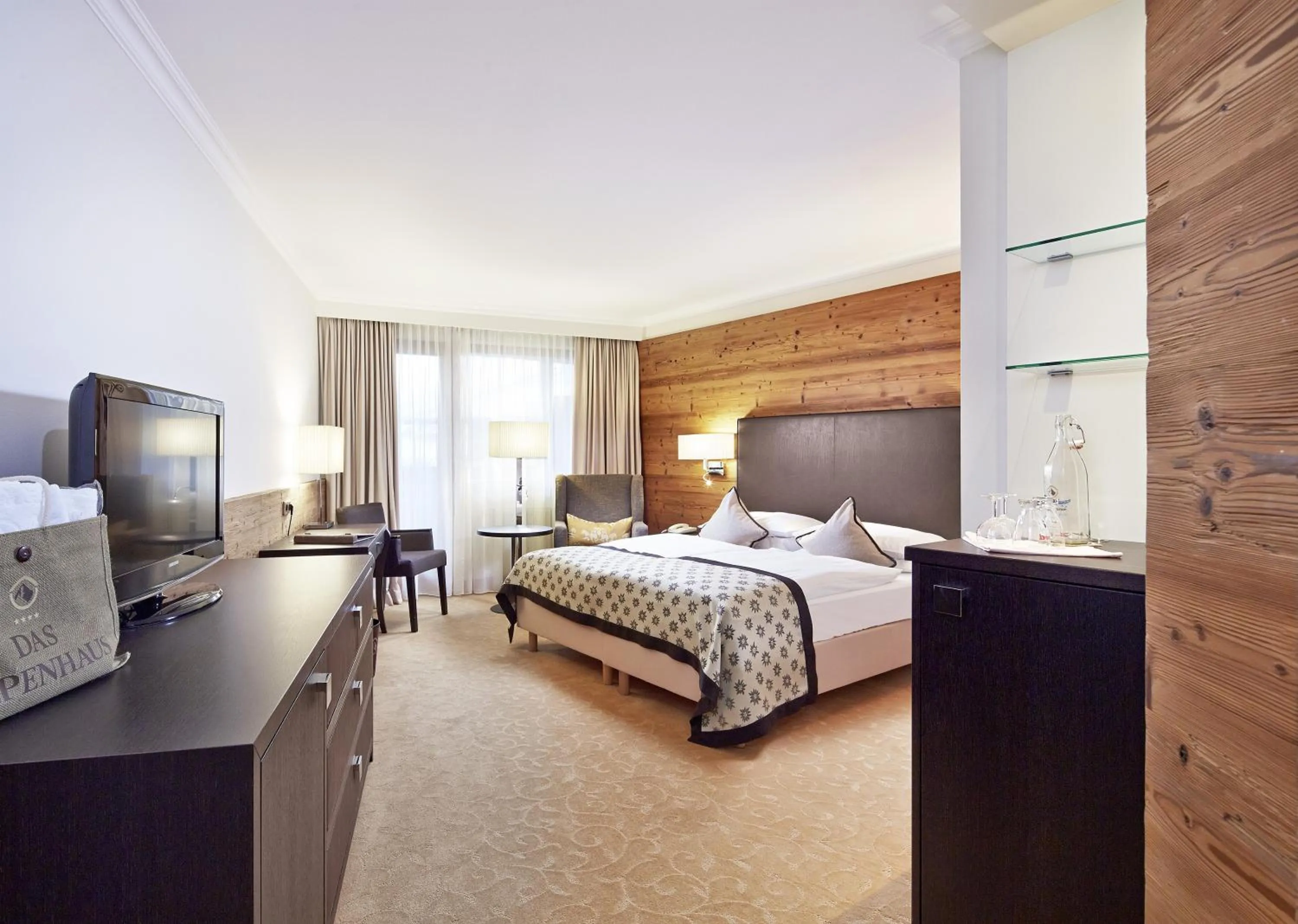 Photo of the whole room, Bed in Das Alpenhaus Kaprun