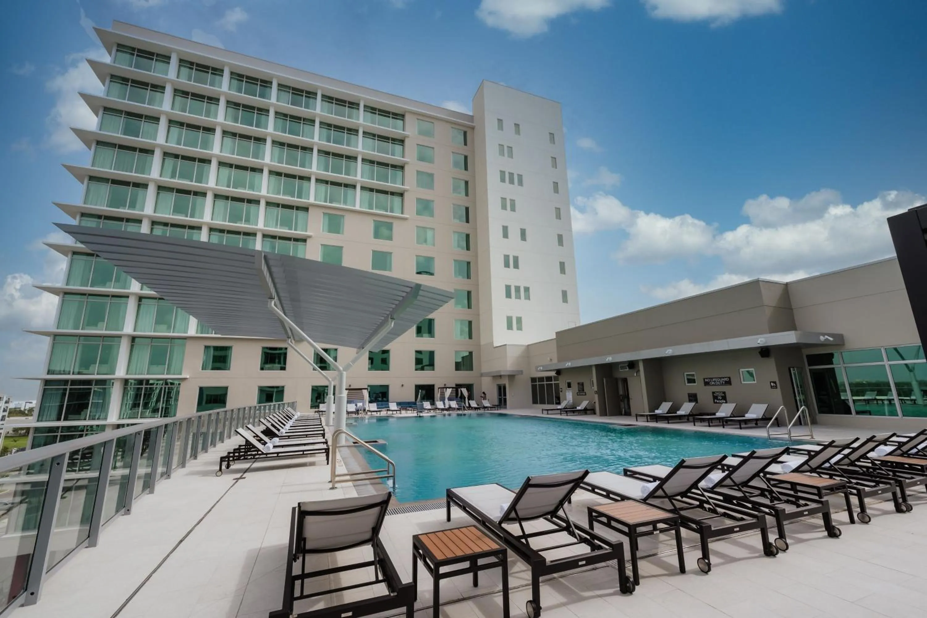 Swimming pool in Marriott Fort Lauderdale Airport