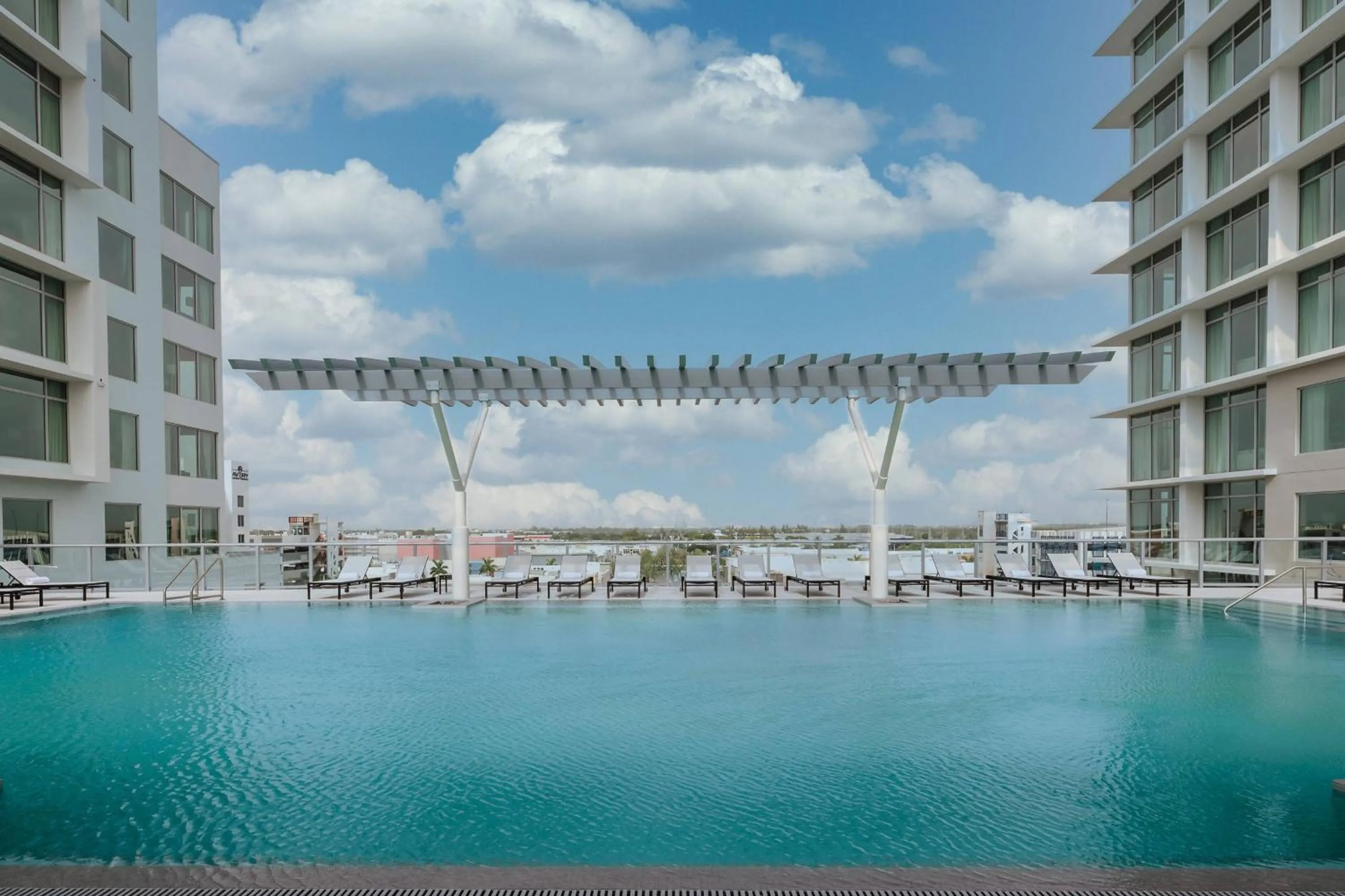 Swimming pool in Marriott Fort Lauderdale Airport