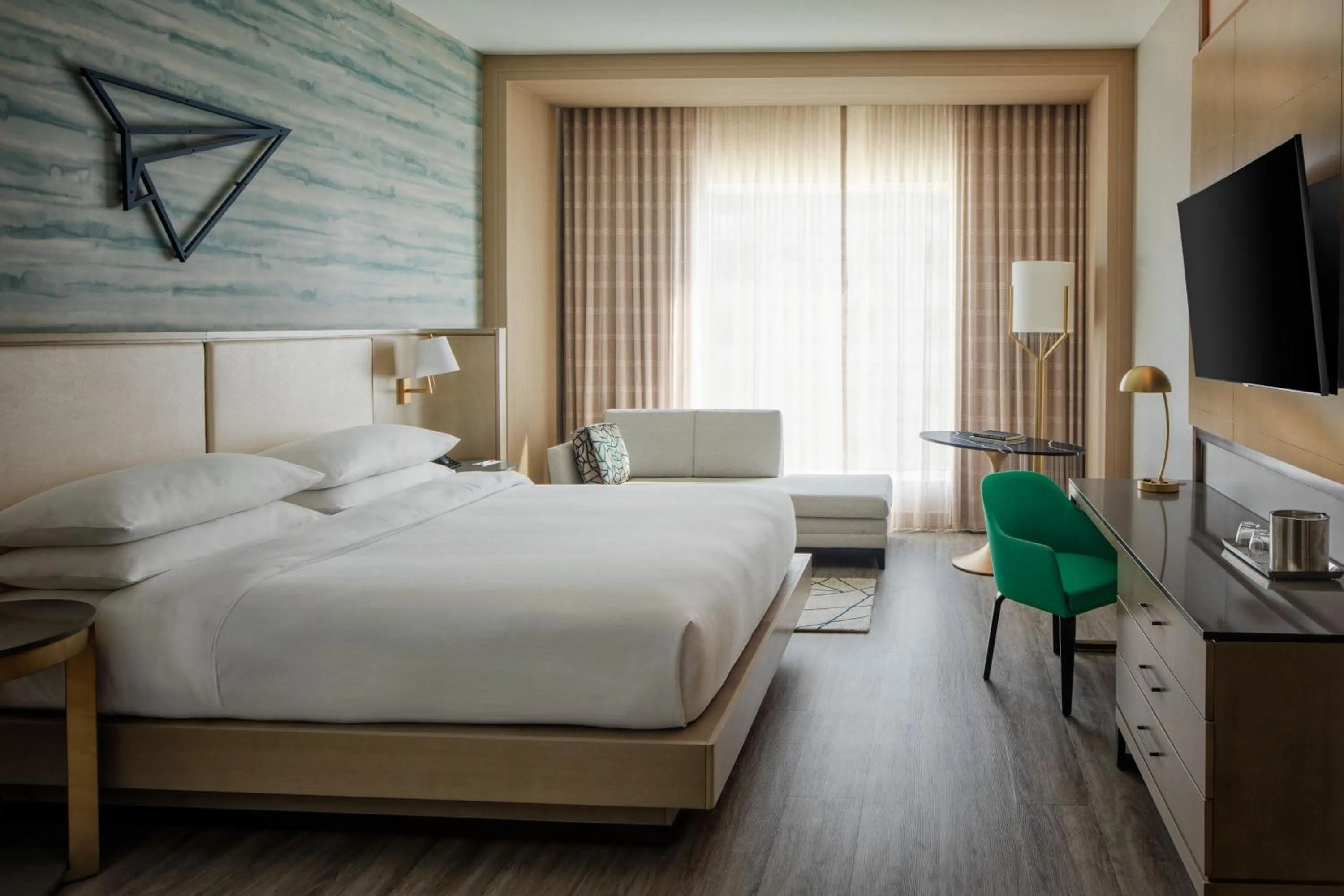 Photo of the whole room, Bed in Marriott Fort Lauderdale Airport