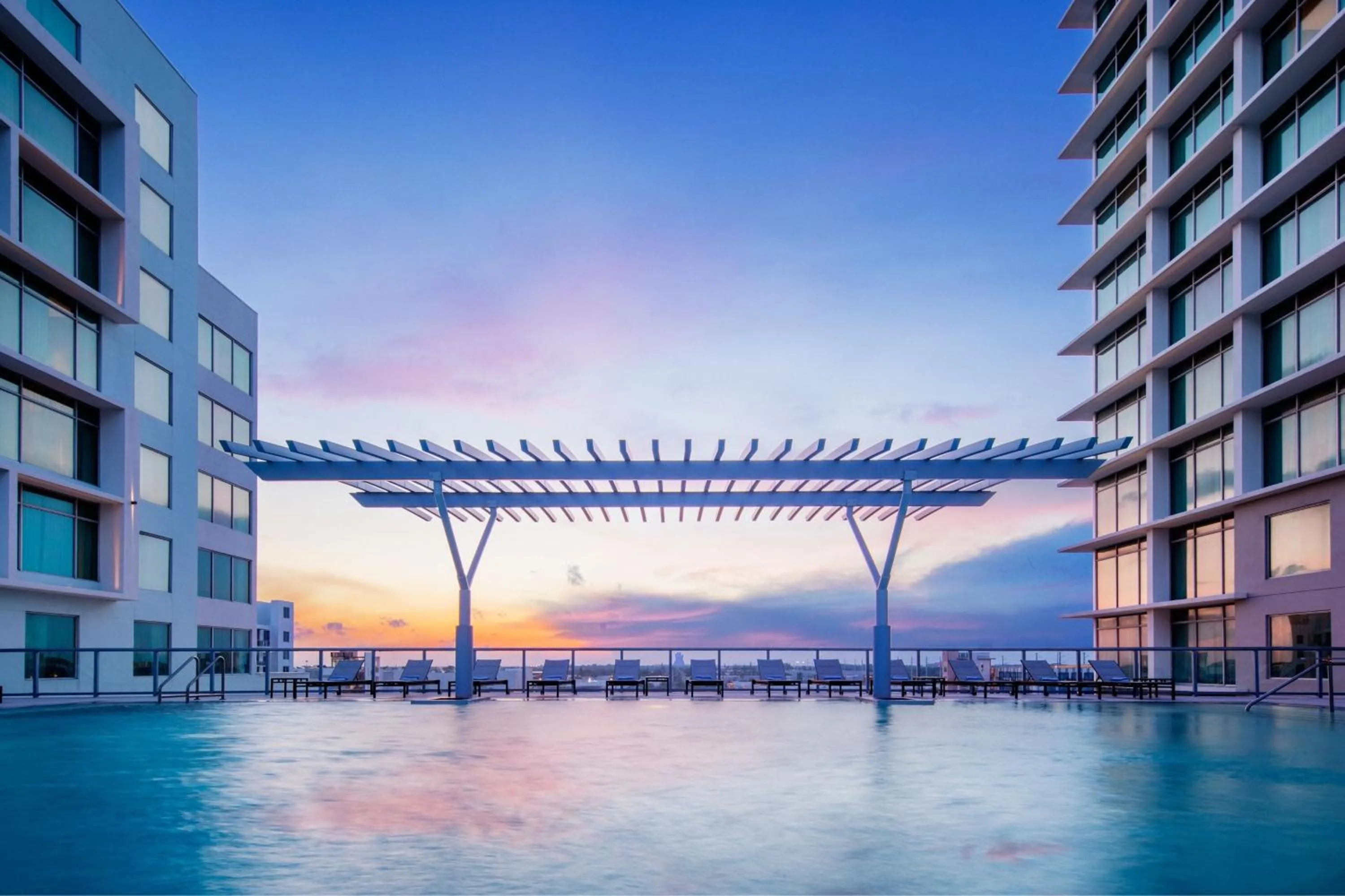 Swimming pool in Marriott Fort Lauderdale Airport
