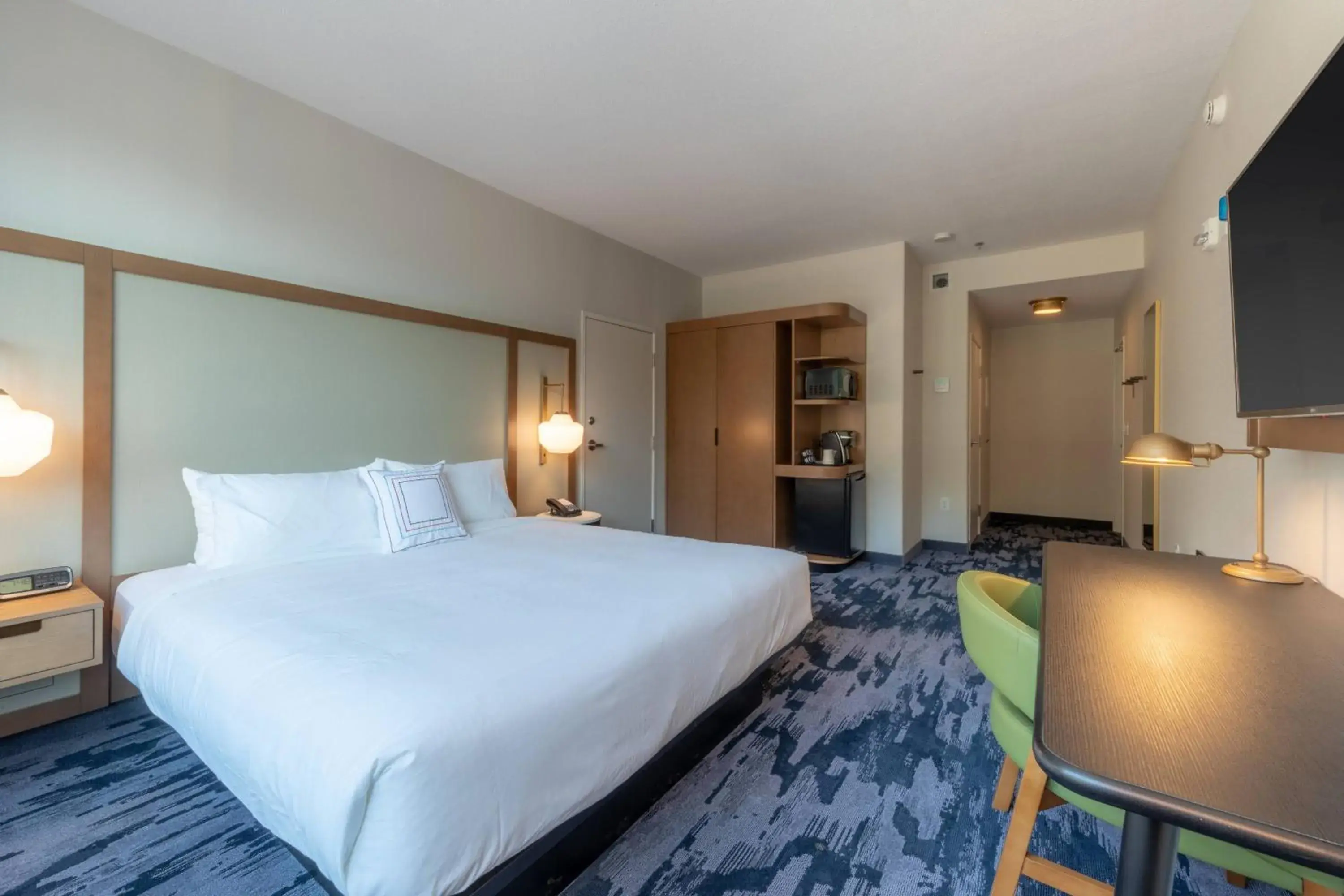 Guest room with 1 King, Mountain view in Fairfield by Marriott Inn & Suites Revelstoke Guest room with 1 King, Mountain view in Fairfield by Marriott Inn & Suites Revelstoke