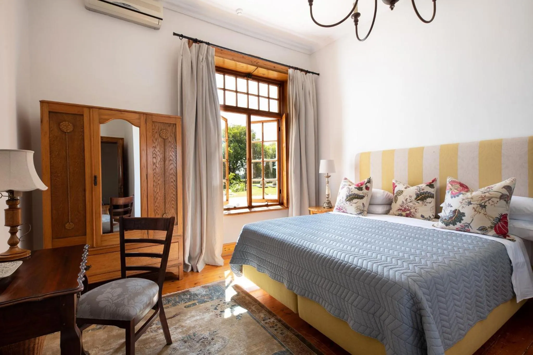 Bed in Avontuur Manor House and Wine Estate