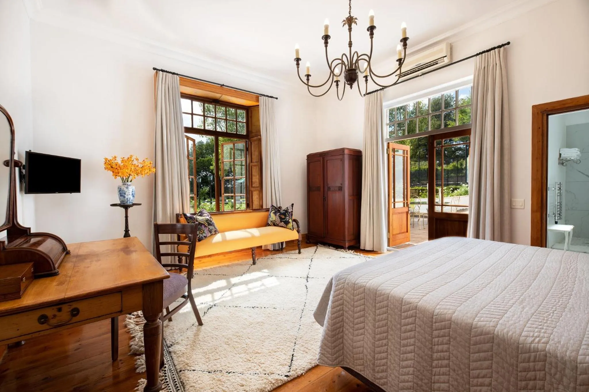 Bed in Avontuur Manor House and Wine Estate
