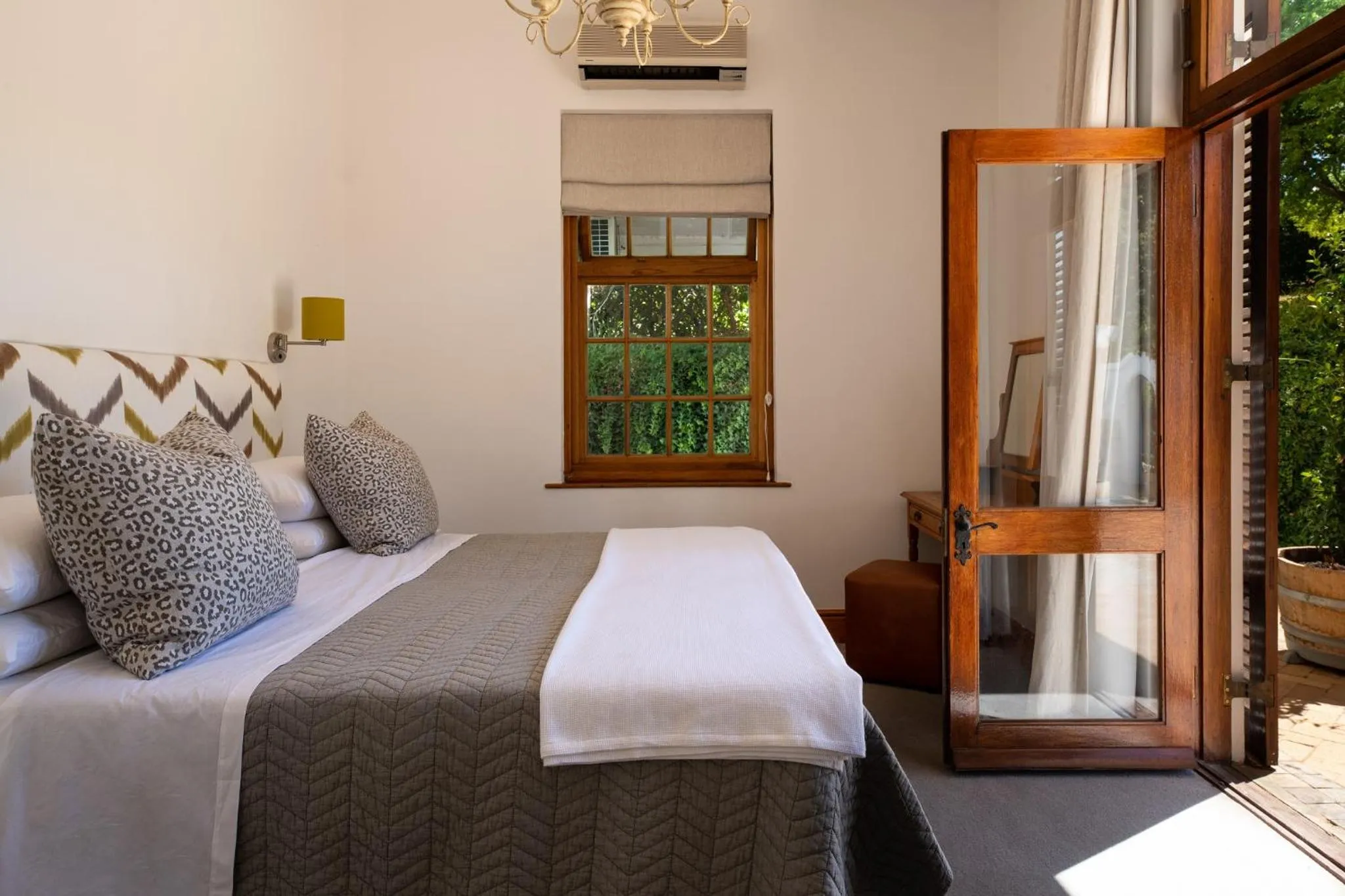 Bed in Avontuur Manor House and Wine Estate