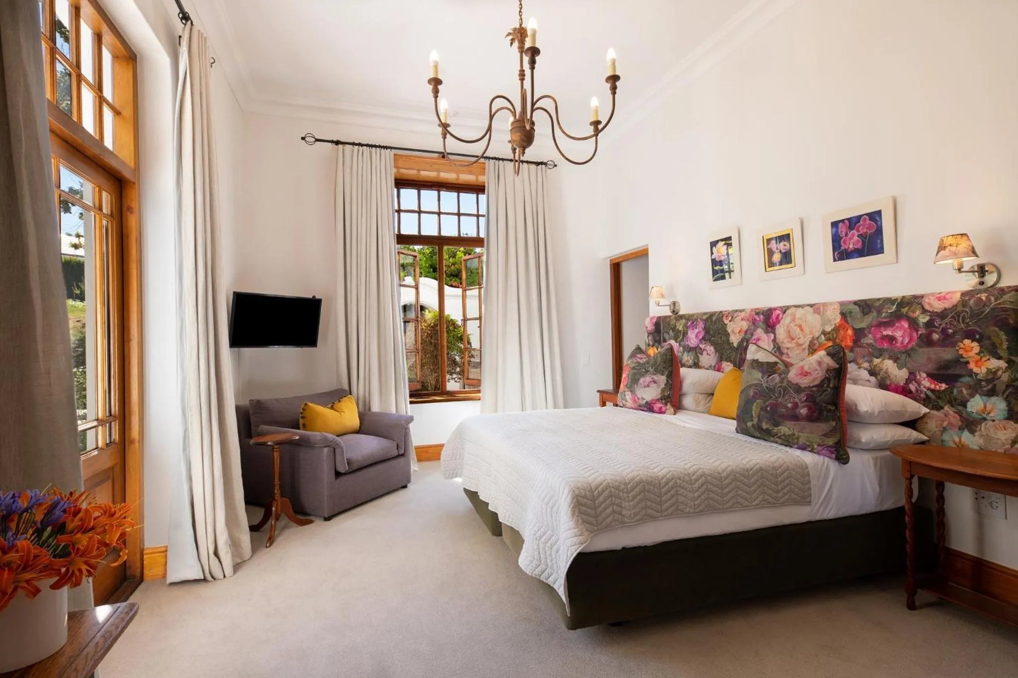 Bed in Avontuur Manor House and Wine Estate