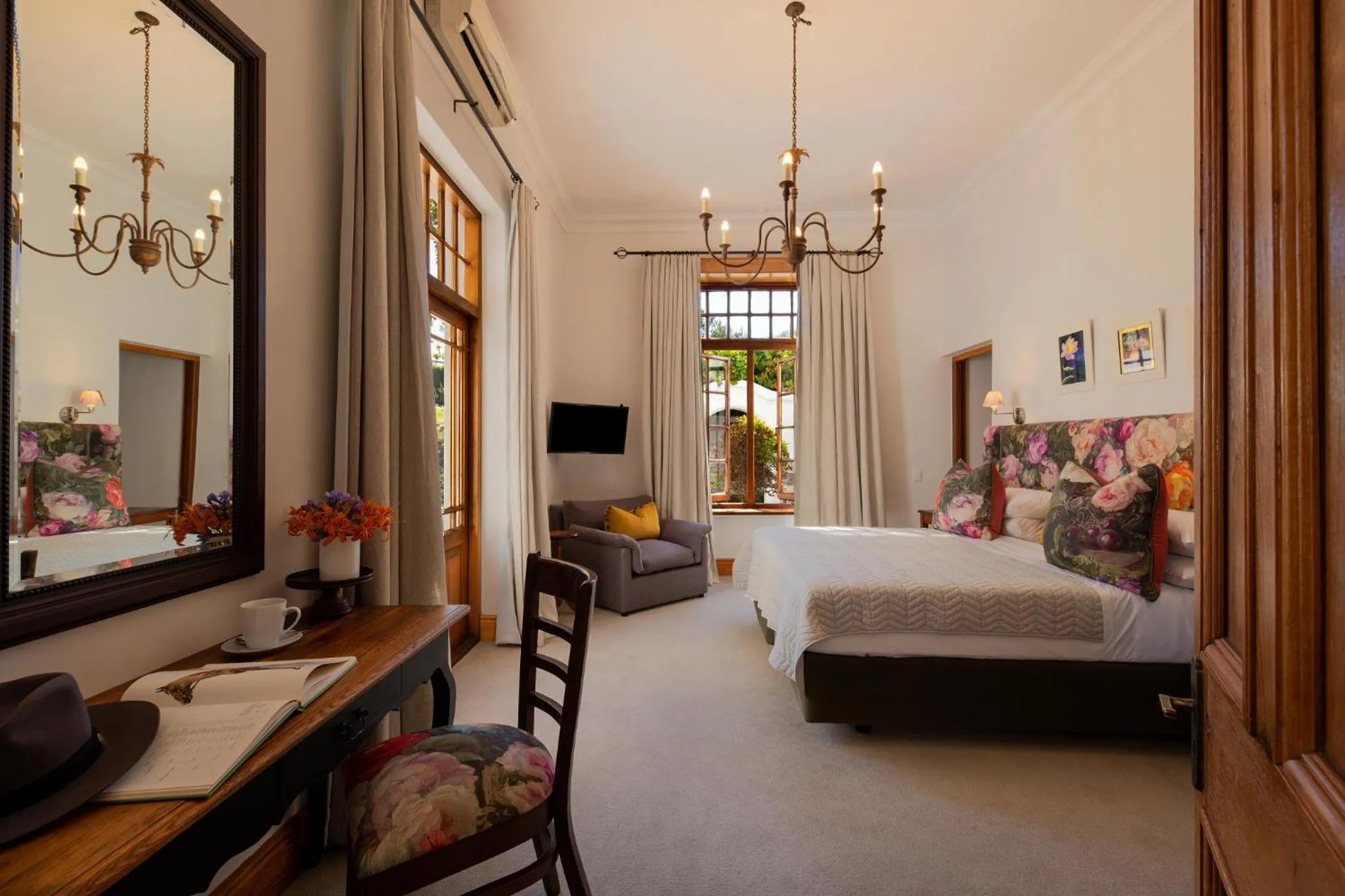 Bed in Avontuur Manor House and Wine Estate