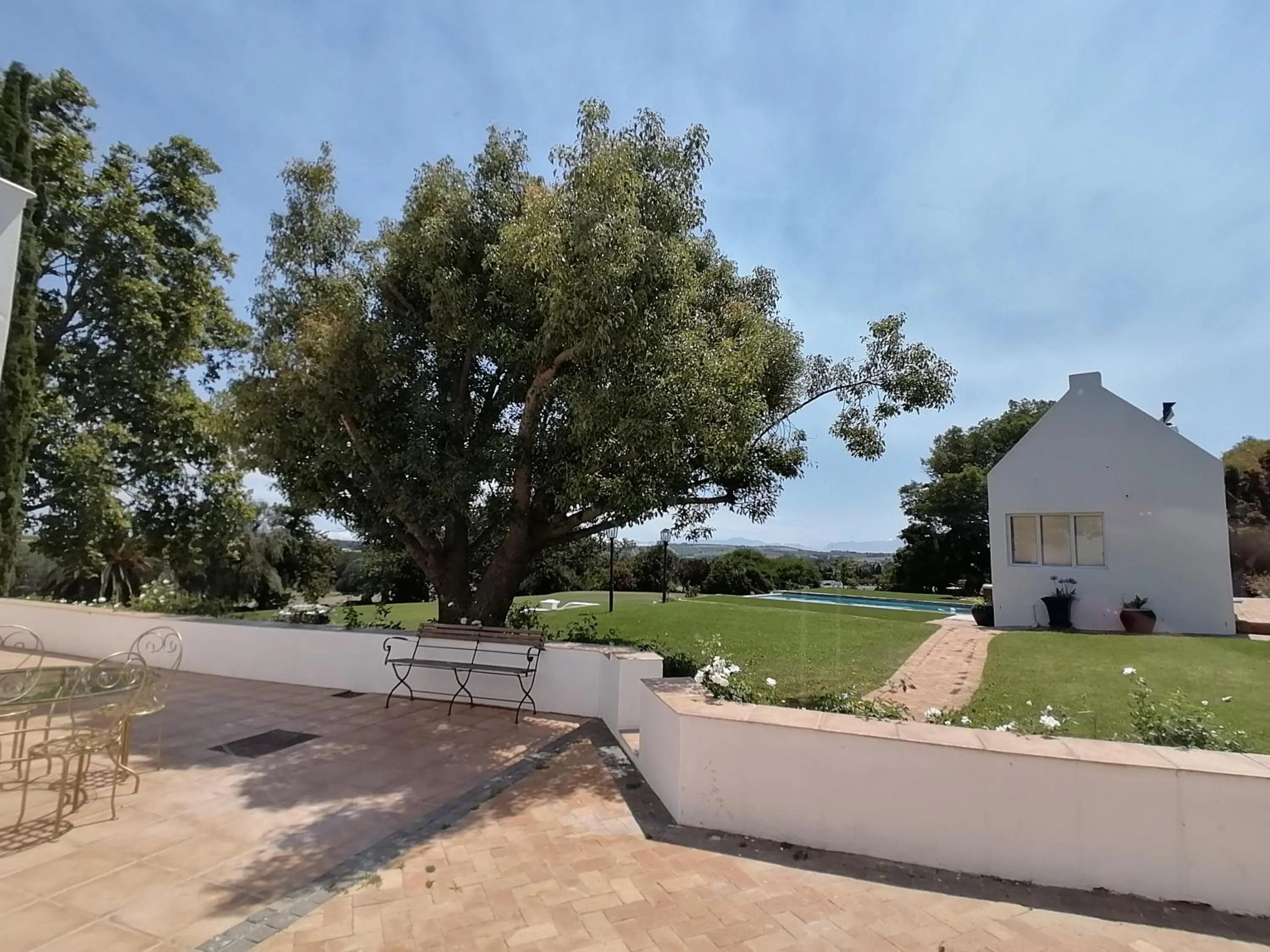 Inner courtyard view in Avontuur Manor House and Wine Estate