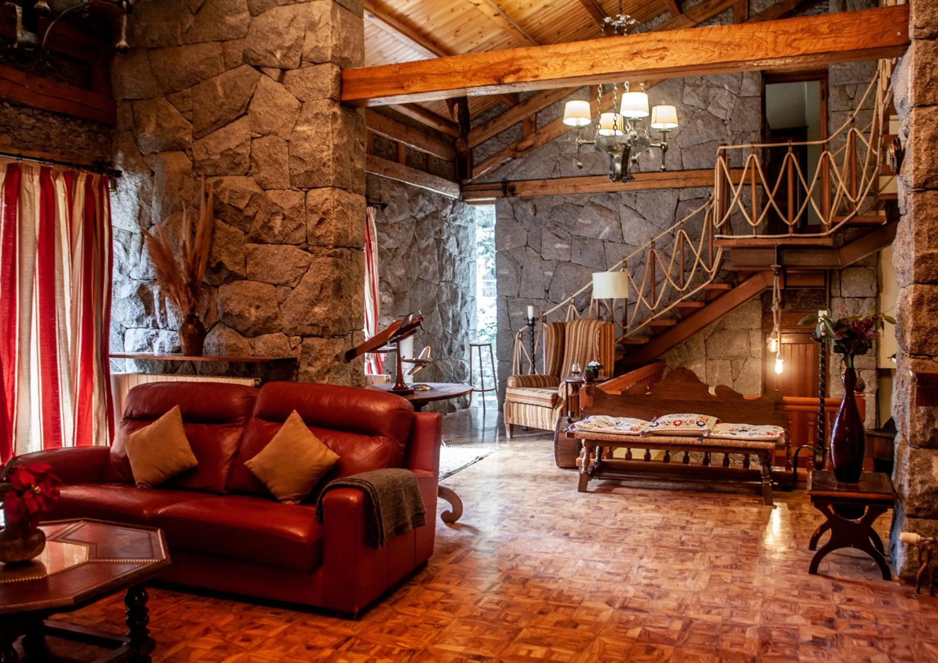 Living room, Bed in Hotel Vallibierna