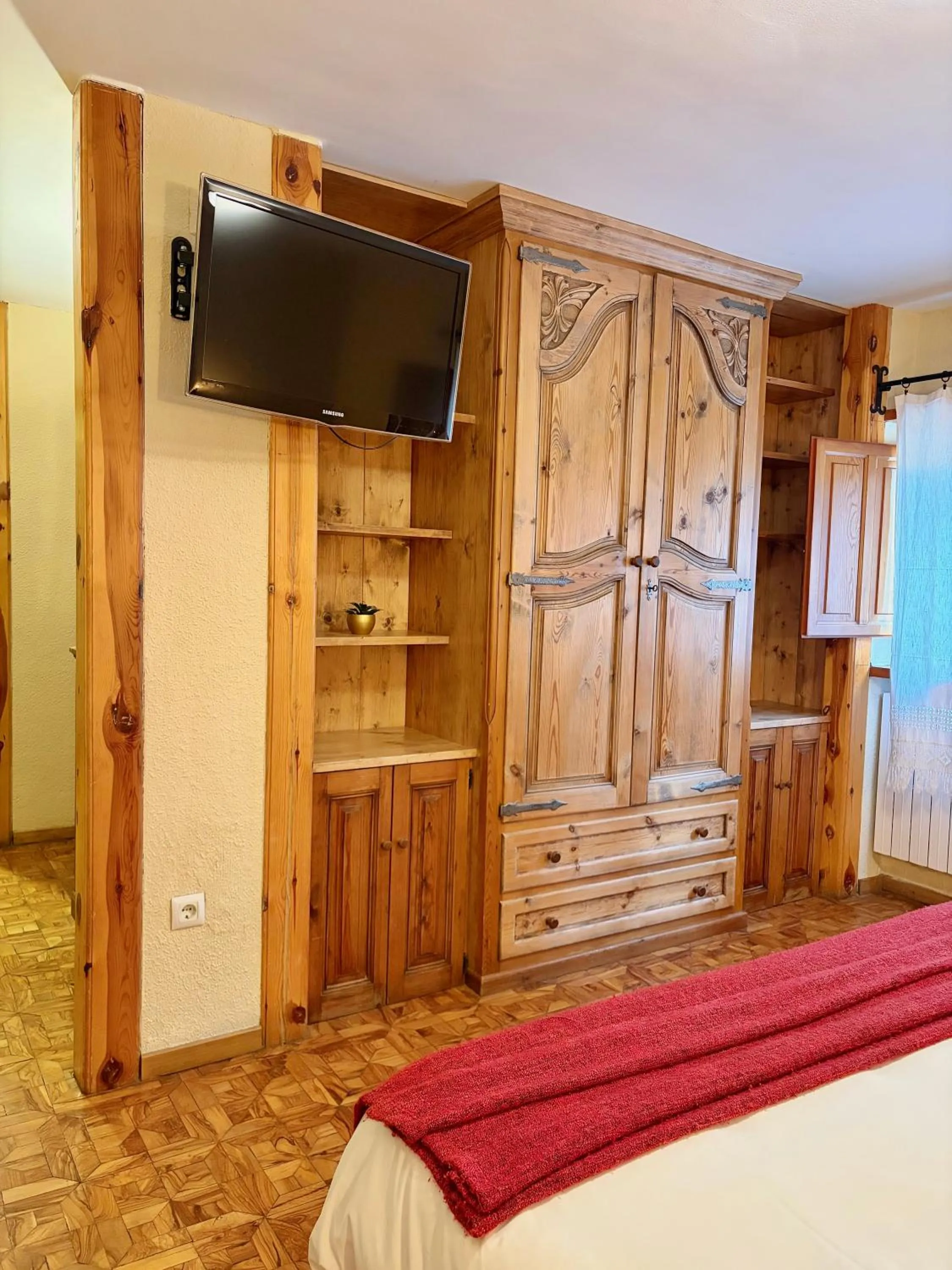 TV and multimedia, Bed in Hotel Vallibierna