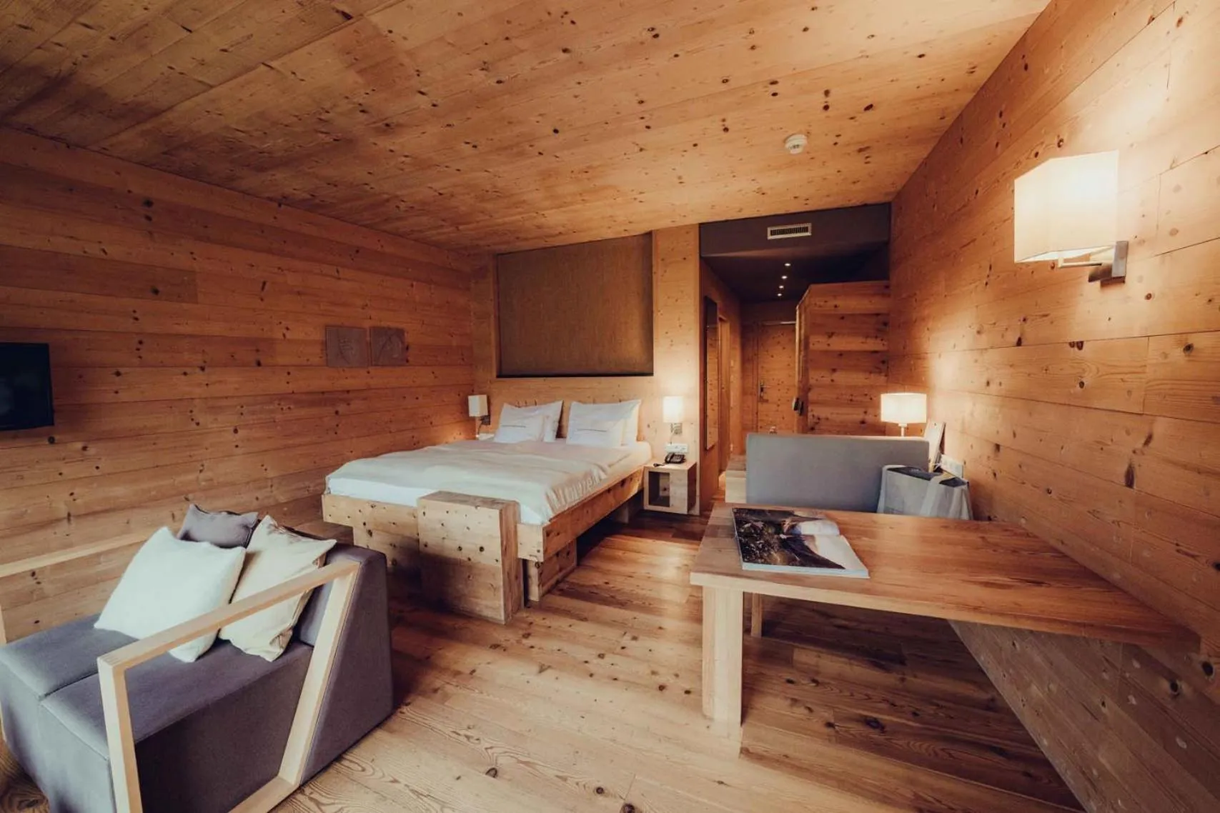 Bed in Holzhotel Forsthofalm