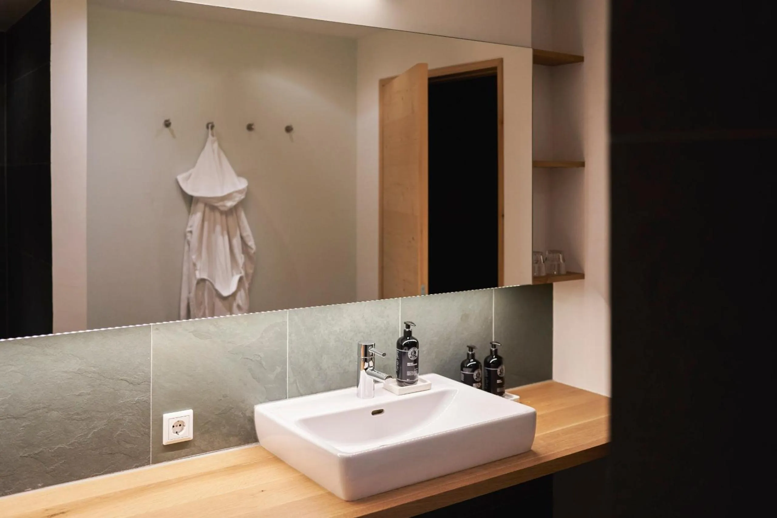 Shower in Holzhotel Forsthofalm