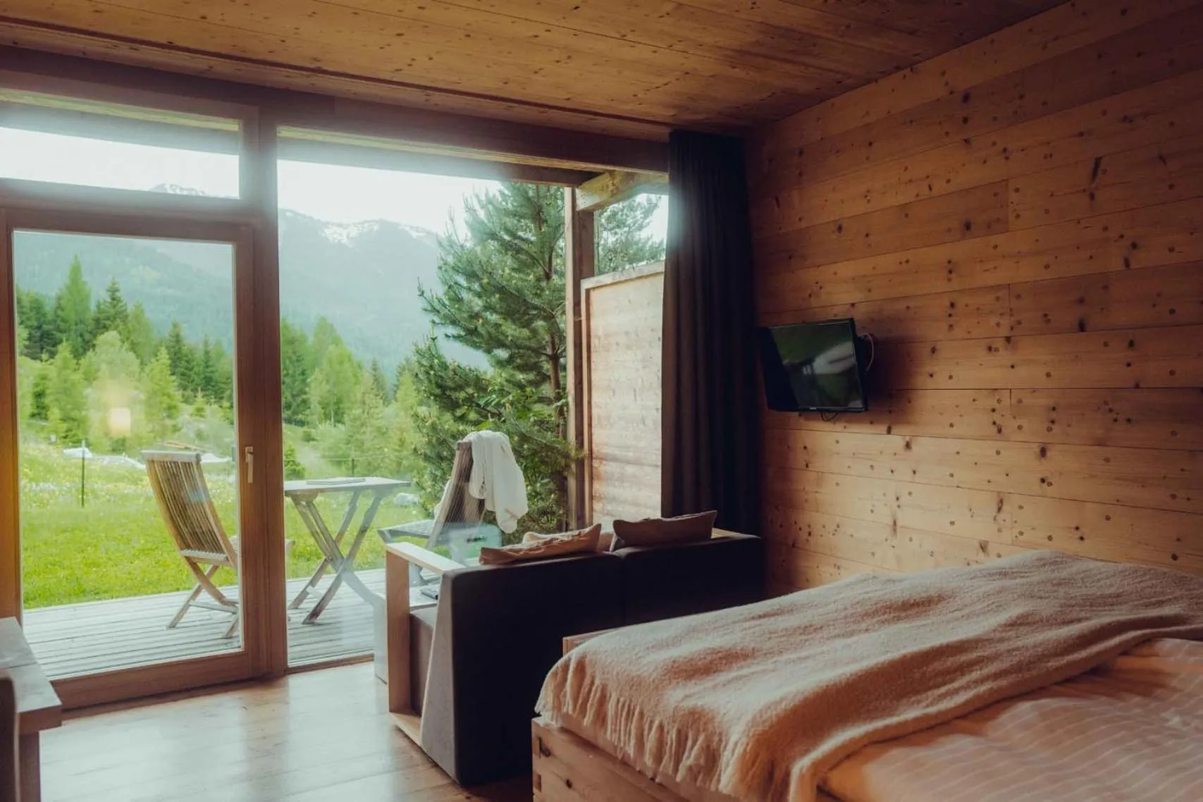 Bed in Holzhotel Forsthofalm