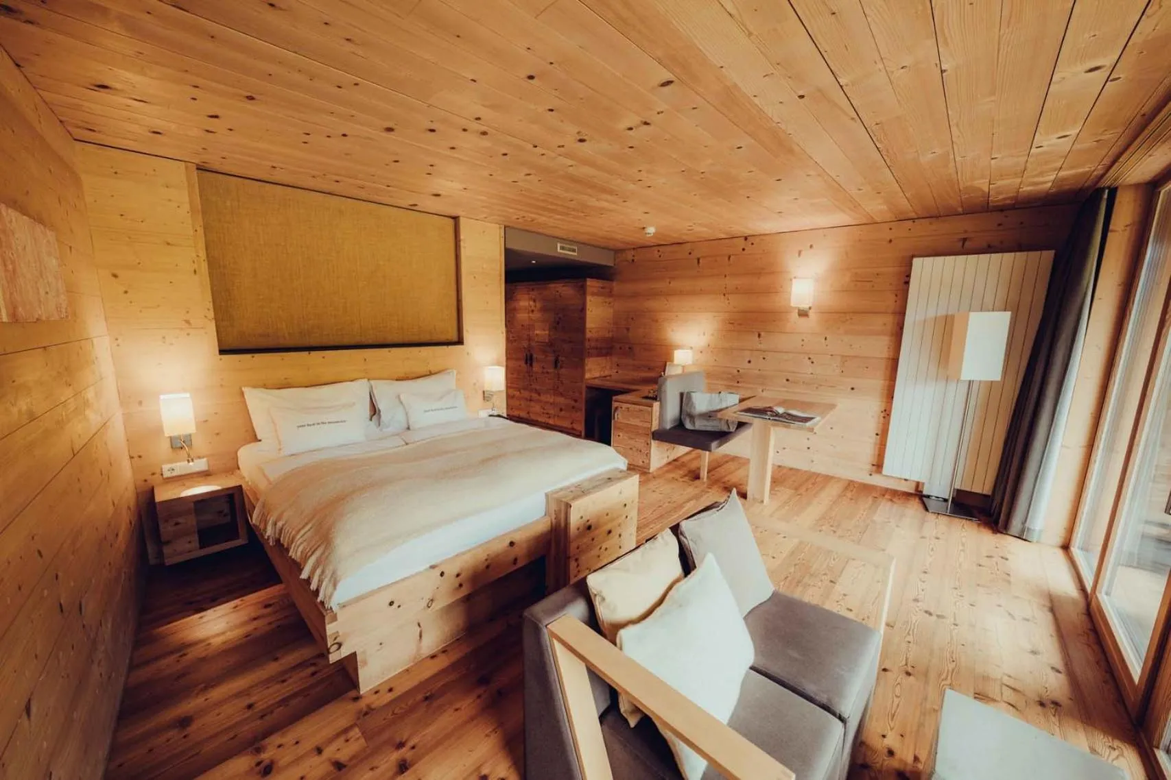 Bed in Holzhotel Forsthofalm