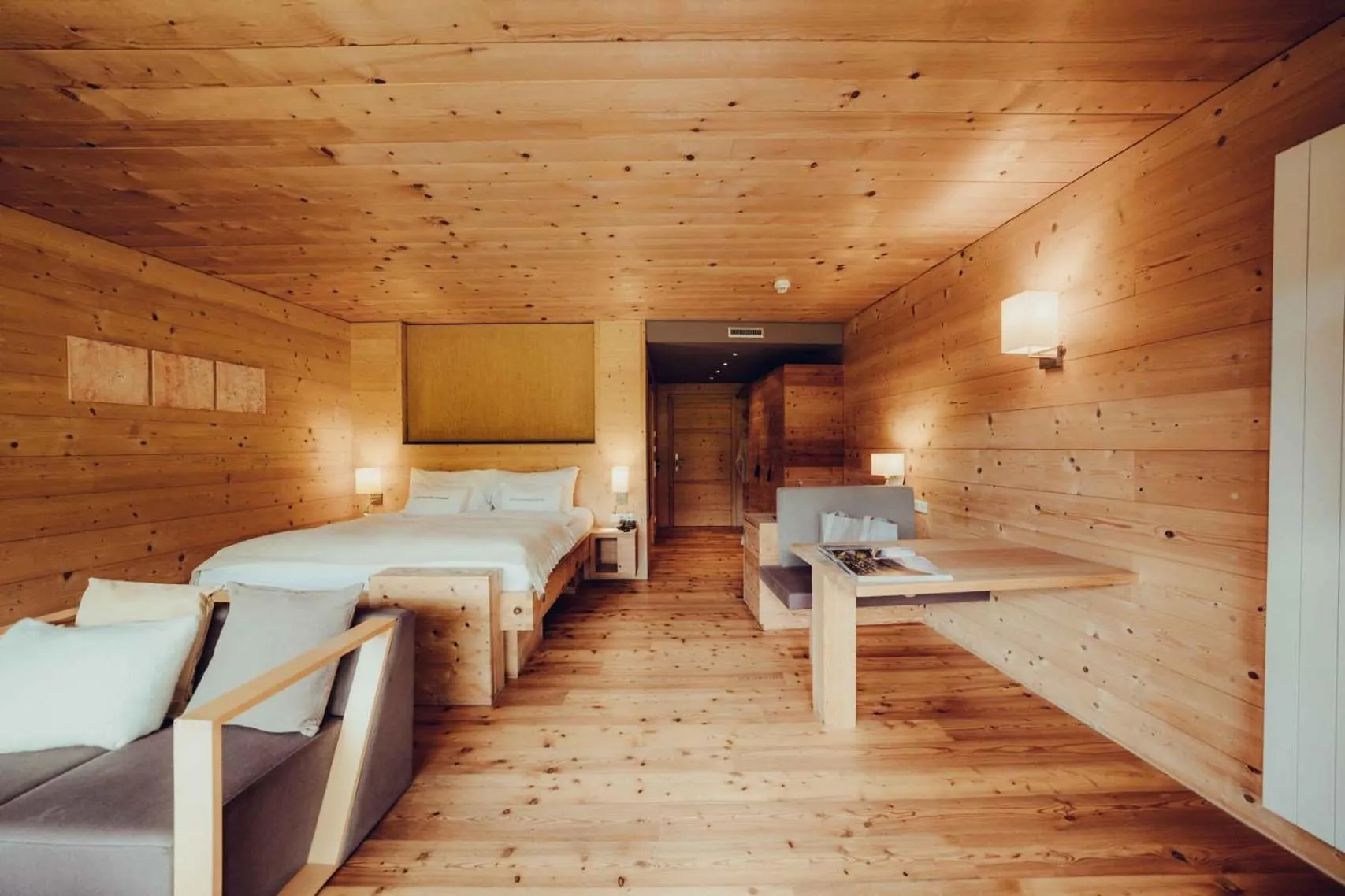 Bed in Holzhotel Forsthofalm