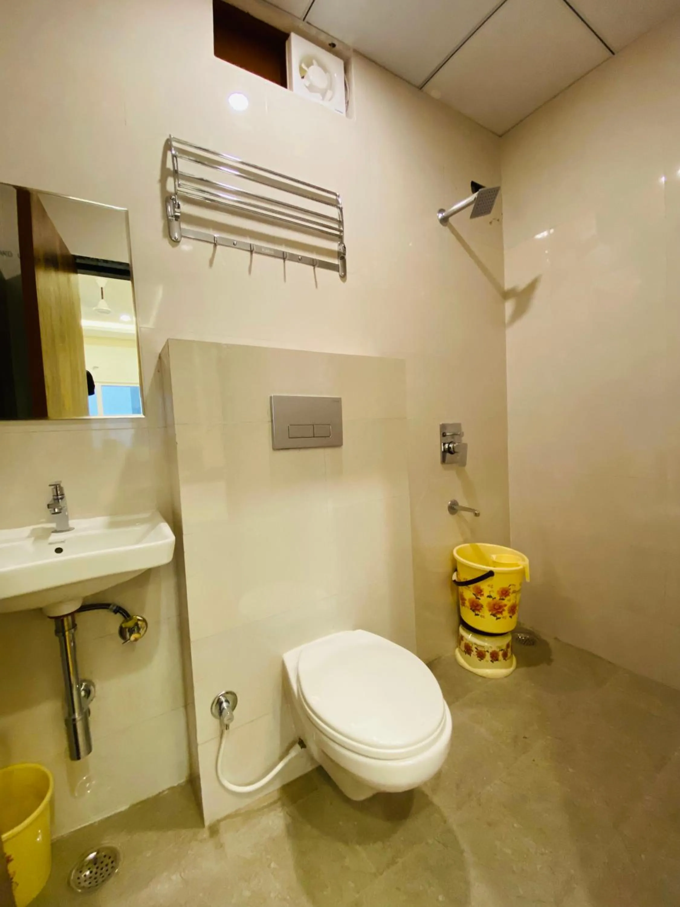 Shower in Hotel Khajanchi