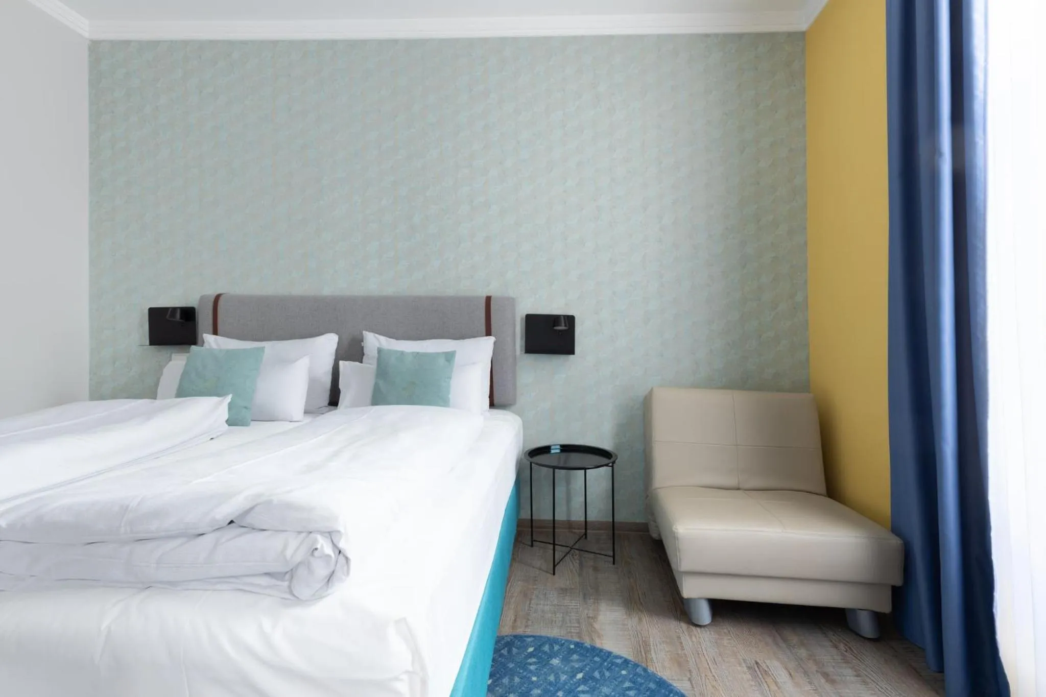 Photo of the whole room, Bed in Garner Hotel Vienna by IHG